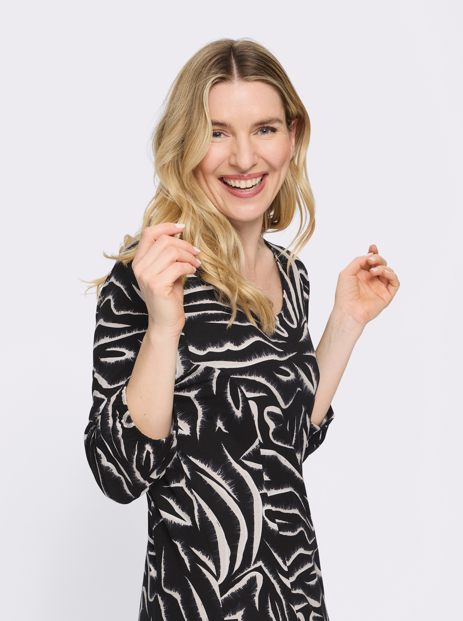 Jerseykleid mit ausgestelltem Rockteil - schwarz-weiss-bedruckt