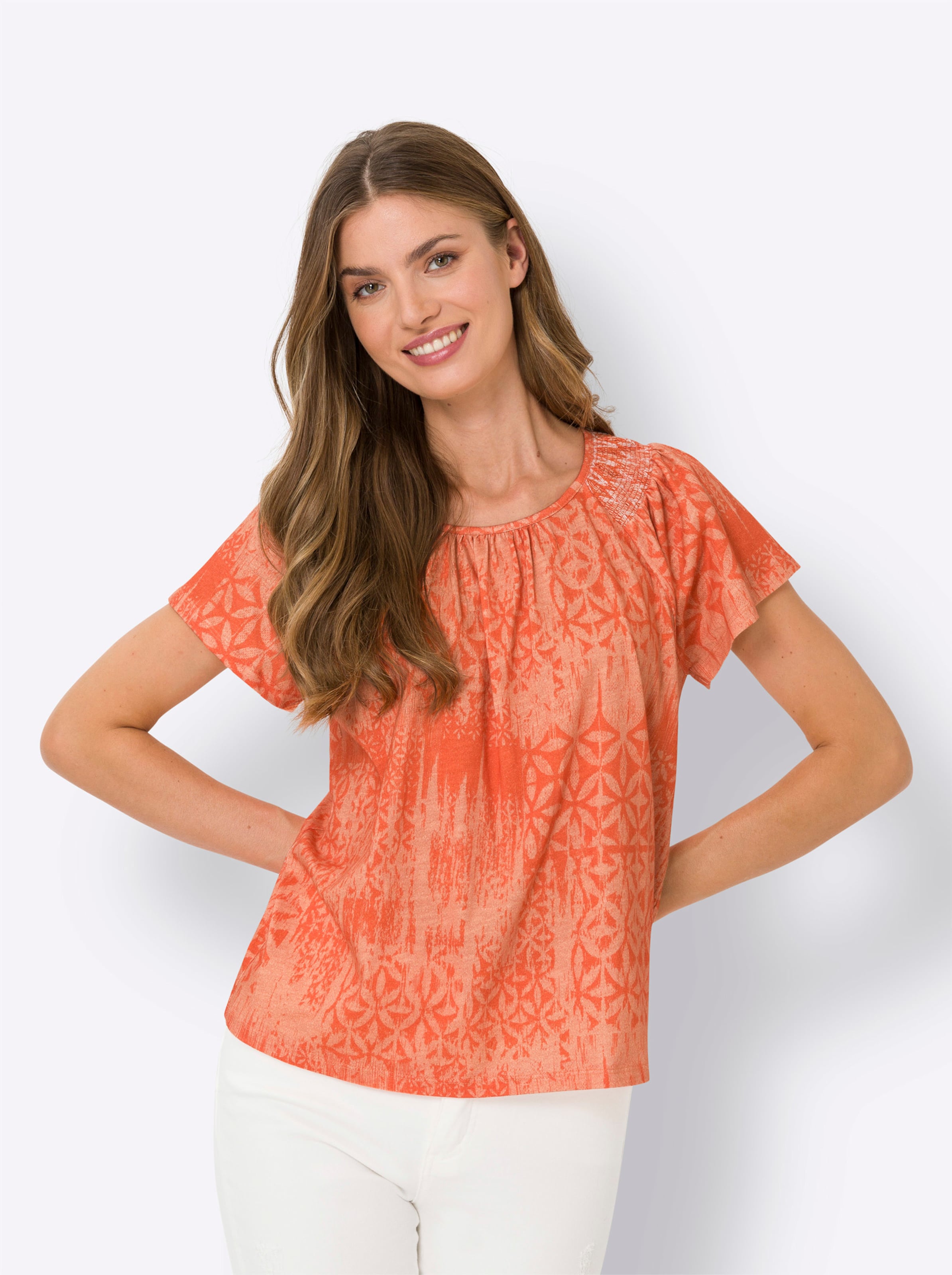 T Shirt  günstig Kaufen-Shirt in apricot-bedruckt von heine. Shirt in apricot-bedruckt von heine <![CDATA[Shirt Feminin-verspielt, mit schönem Druck-Dessin und effektvollen Smok-Details. Mit Rundhals-Ausschnitt und kurzem Raglanärmel. Unterstützt die Initiative Cotton made in
