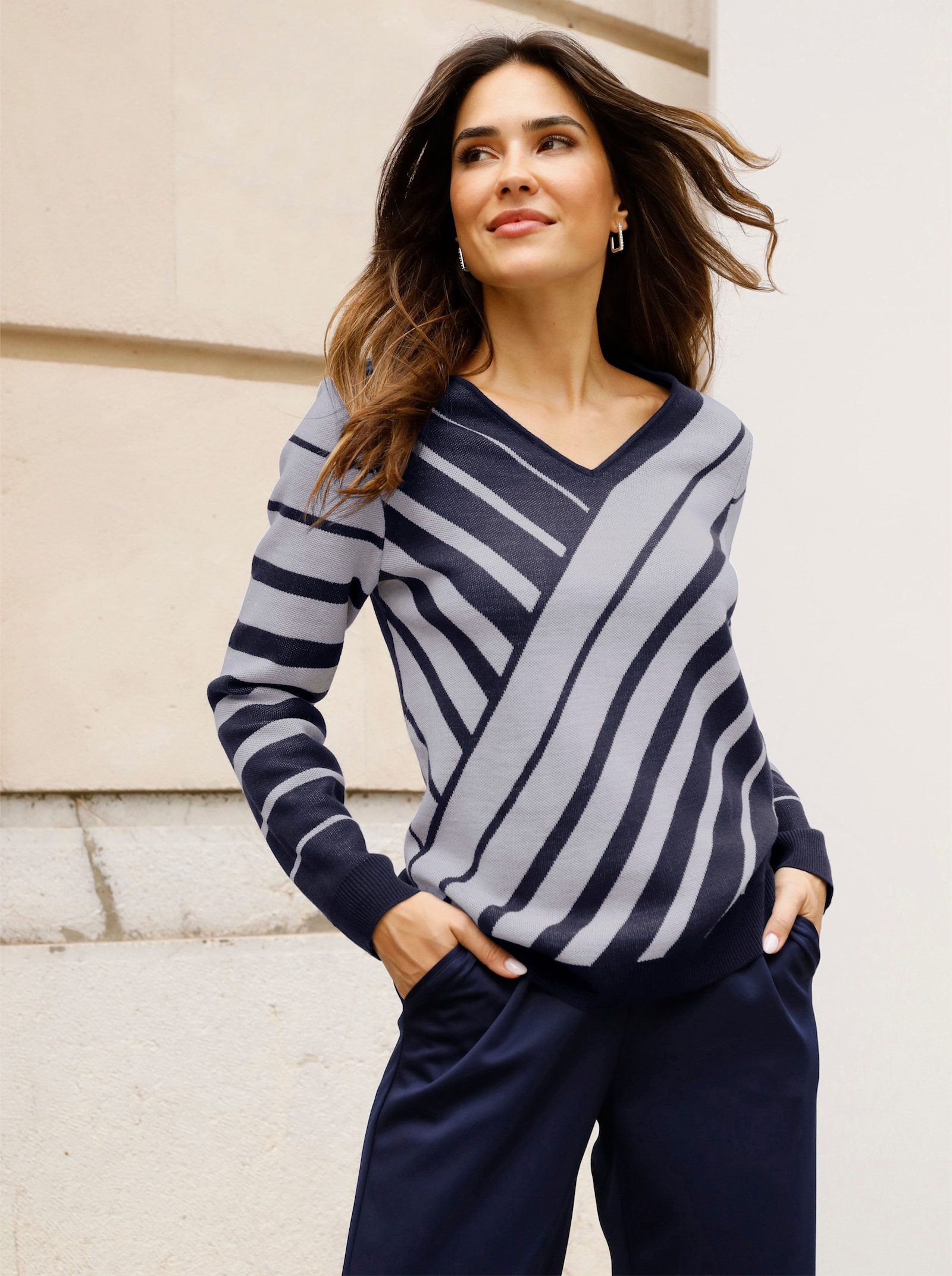 Svetr s výstřihem do V a proužkovaným vzorem - námořnická modrá-bílá-vzor