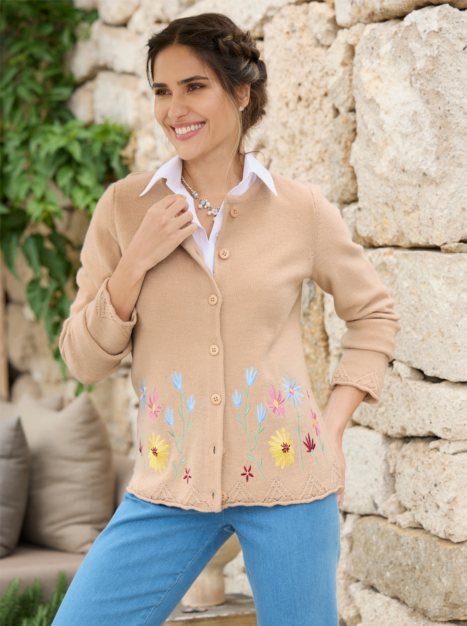 Strickjacke mit Blütenstickerei - beige