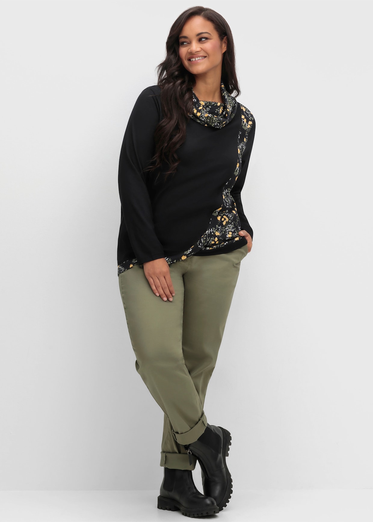 Print-Shirt in Wickeloptik mit halsfernem Rollkragen - schwarz-ocker-bedruckt