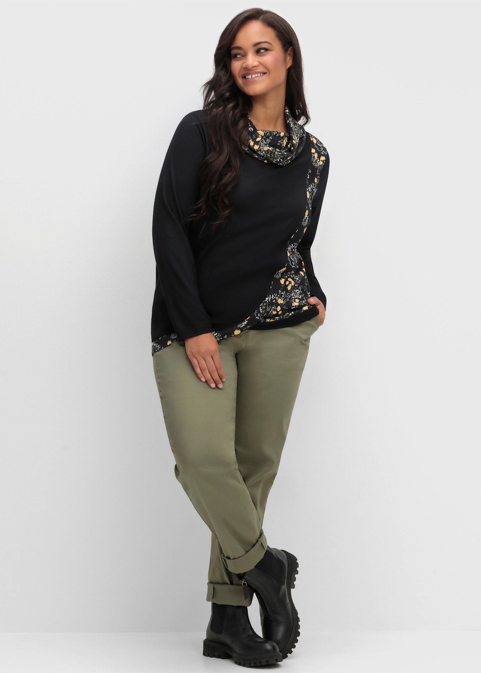 Print-Shirt in Wickeloptik mit halsfernem Rollkragen - schwarz-ocker-bedruckt