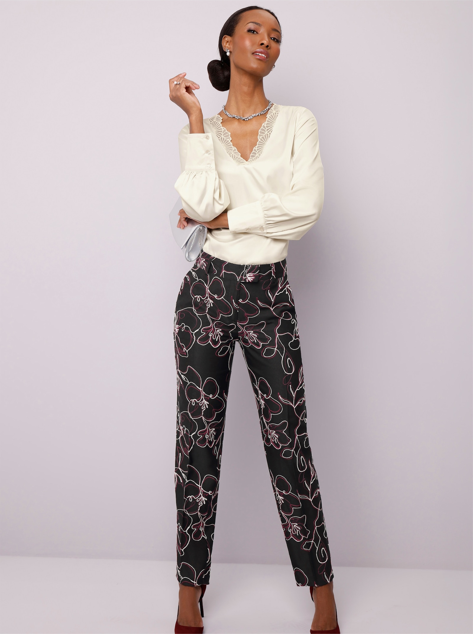 Hose mit aufwendiger Stickerei - schwarz-burgund-gemustert