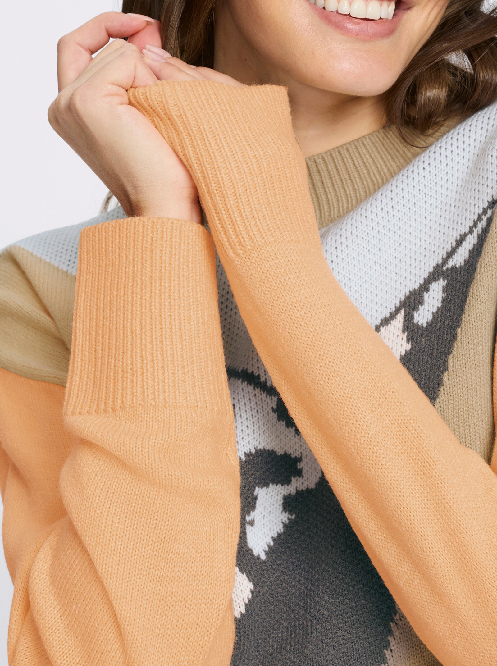 Stehkragenpullover mit überschnittenen Schultern - beige-anthrazit-gemustert