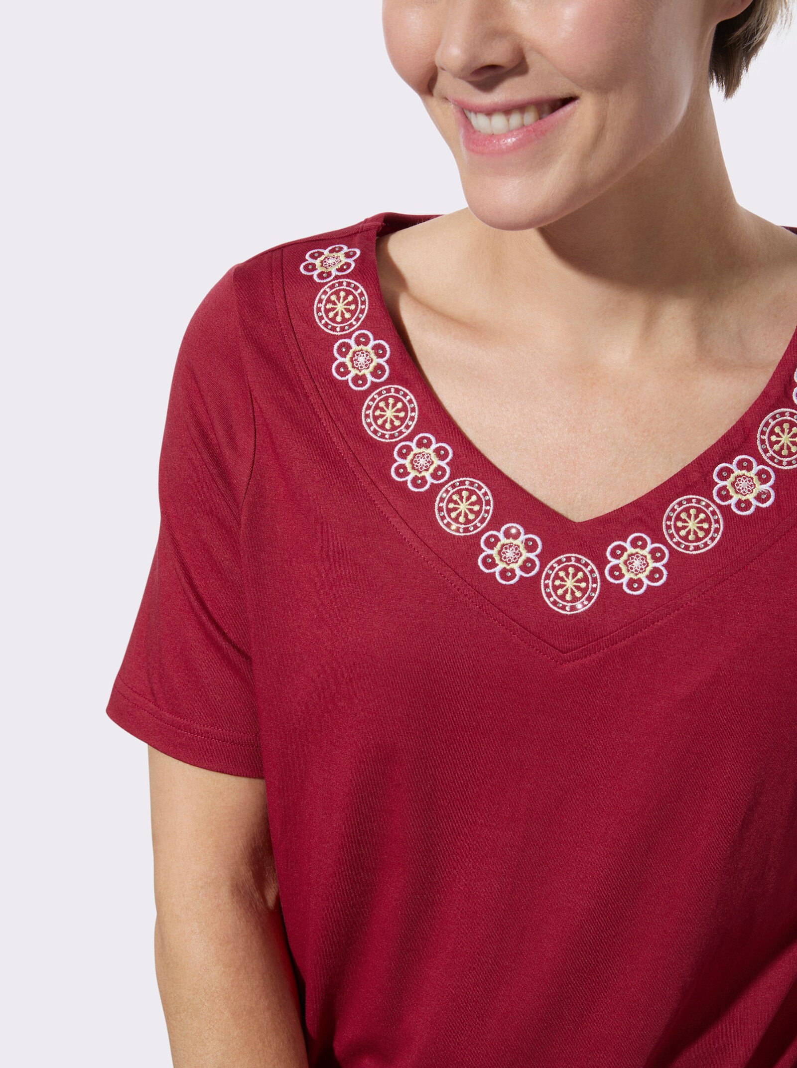 V-Shirt mit Stickereien und Glitzersteinchen - kirsche