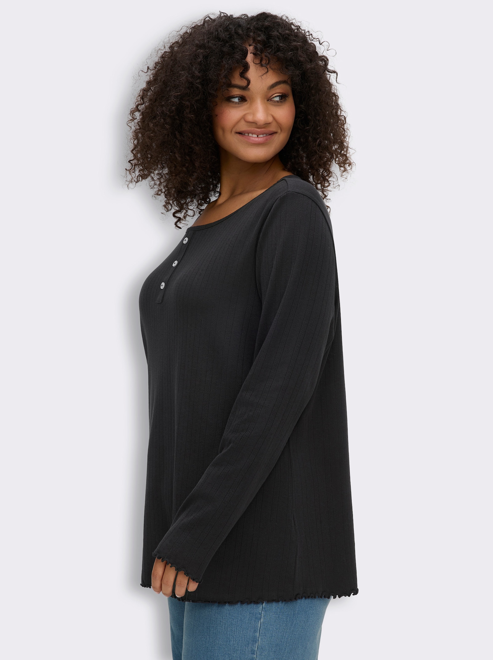 sheego Langarmshirt in Ajour-Qualität, mit Zierknöpfen - schwarz