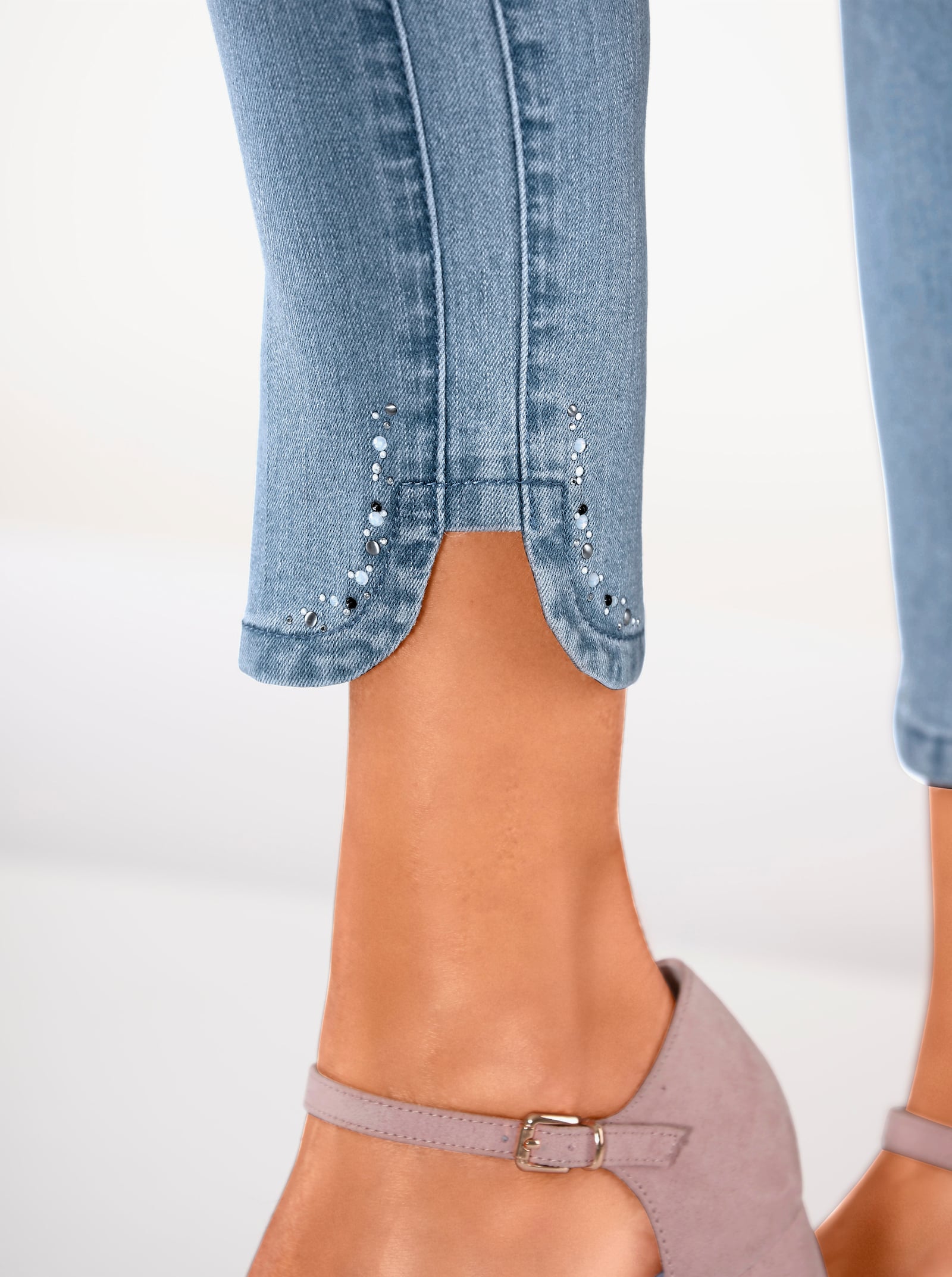7/8-Jeans mit Glitzersteinchen an den Beinschlitzen - blue-bleached