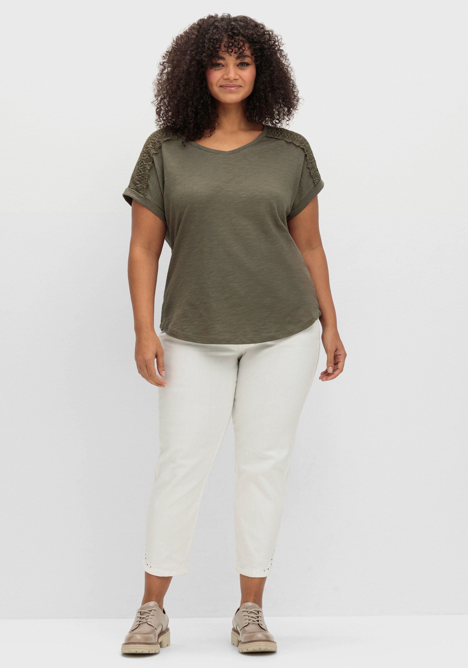 V-Shirt mit Spitzen-Besatz - oliv