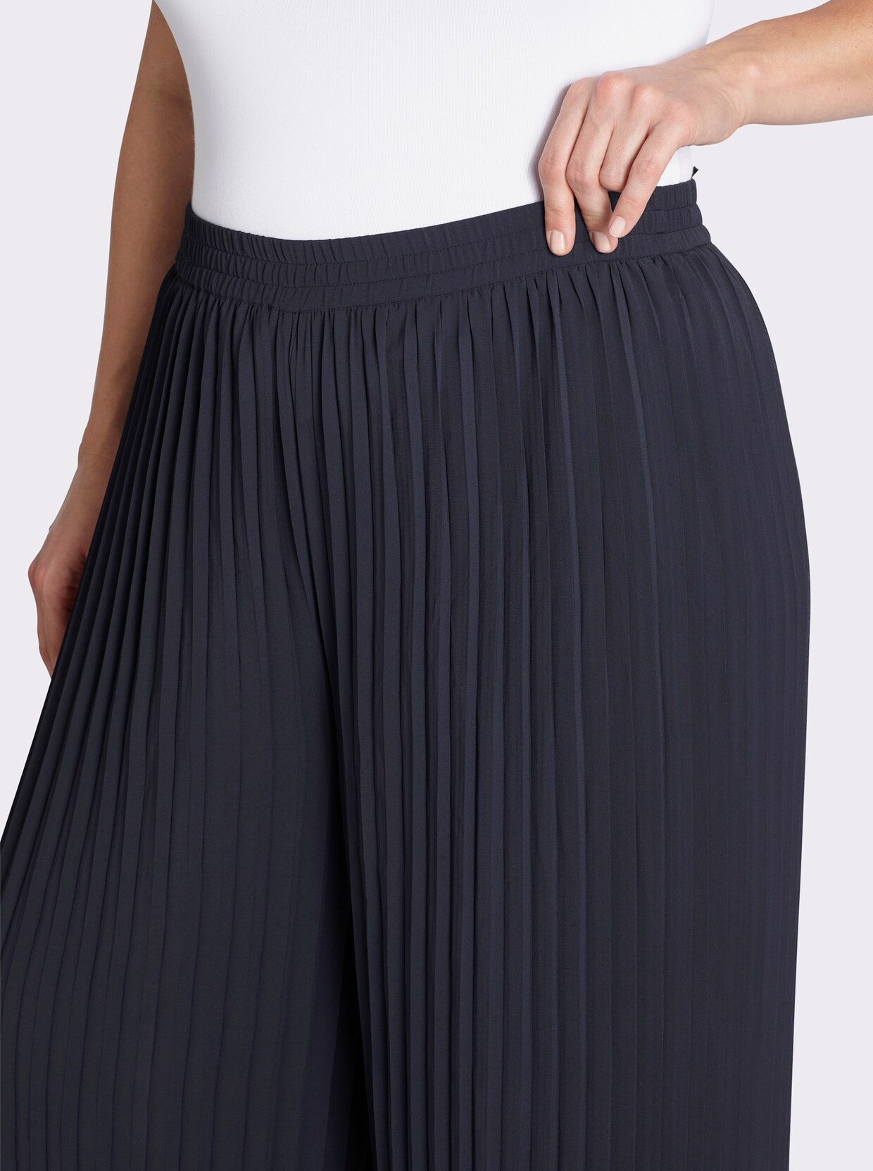 sheego Pantalon 7/8 à la qualité plissée fluide - bleu foncé