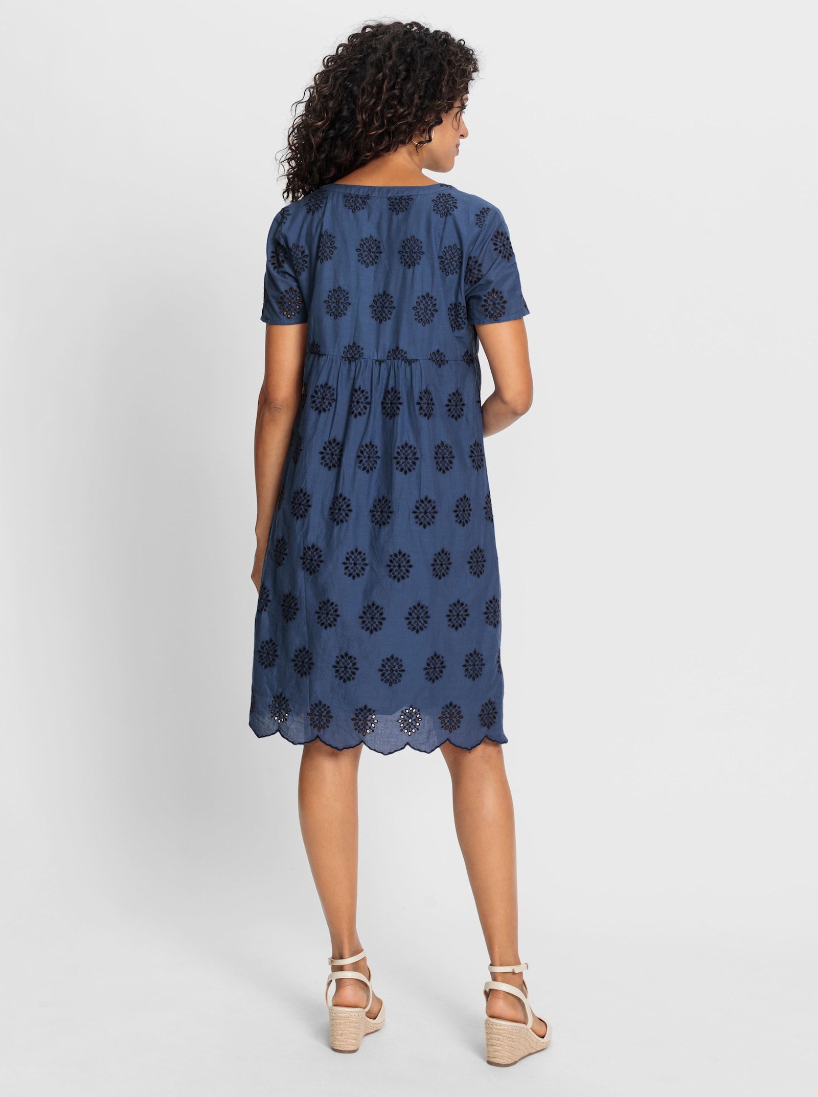 Tunikakleid mit Lochstickerei - jeansblau