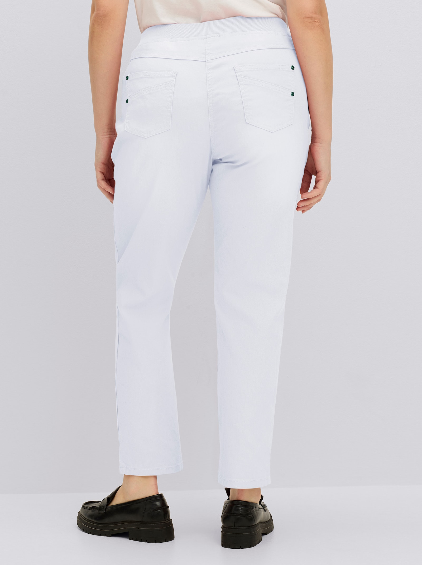 Schlupfjeans mit geripptem Strick-Dehnbund - weiß