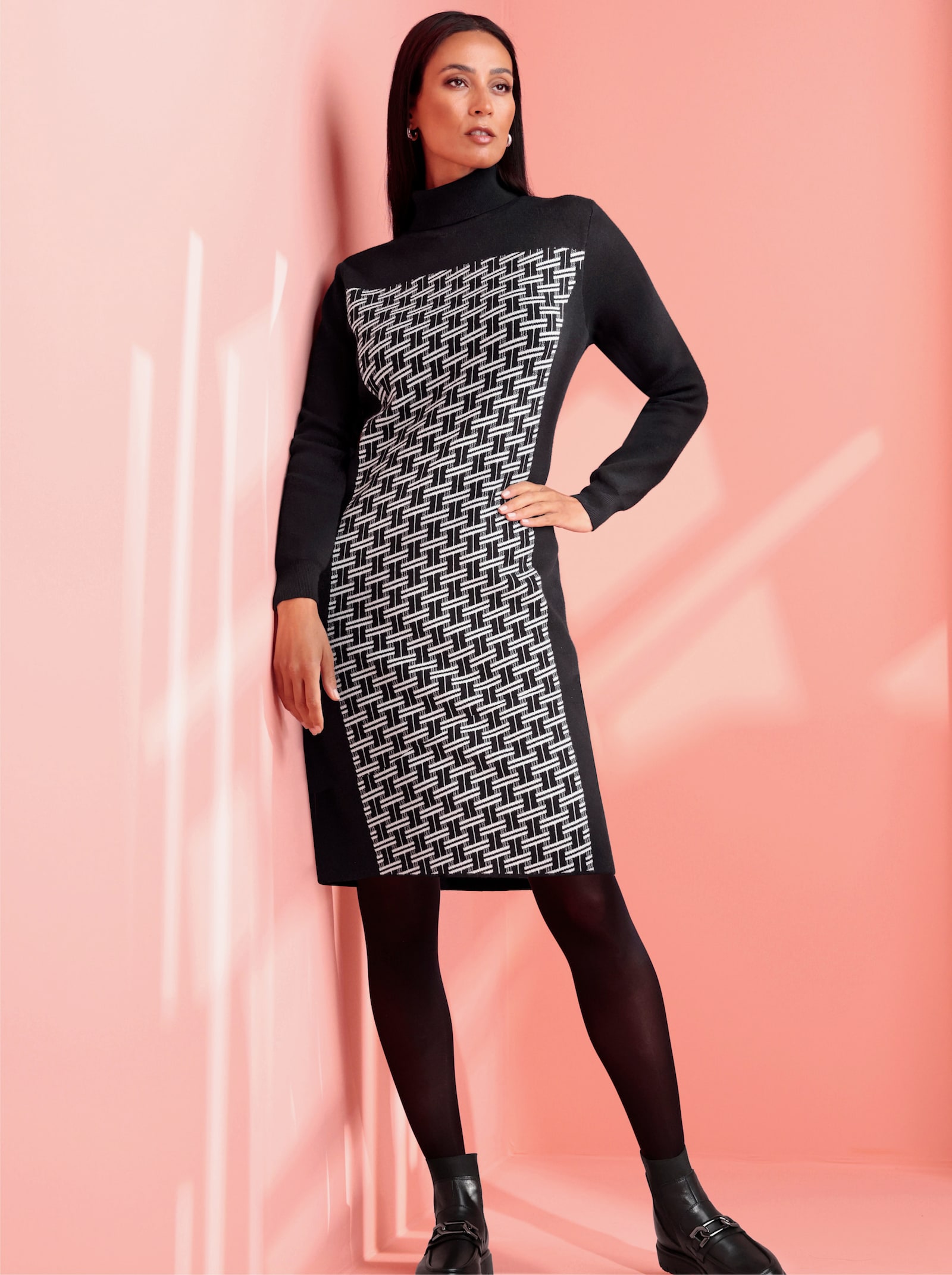 heine Robe en tricot avec motif jacquard - noir-écru à motifs