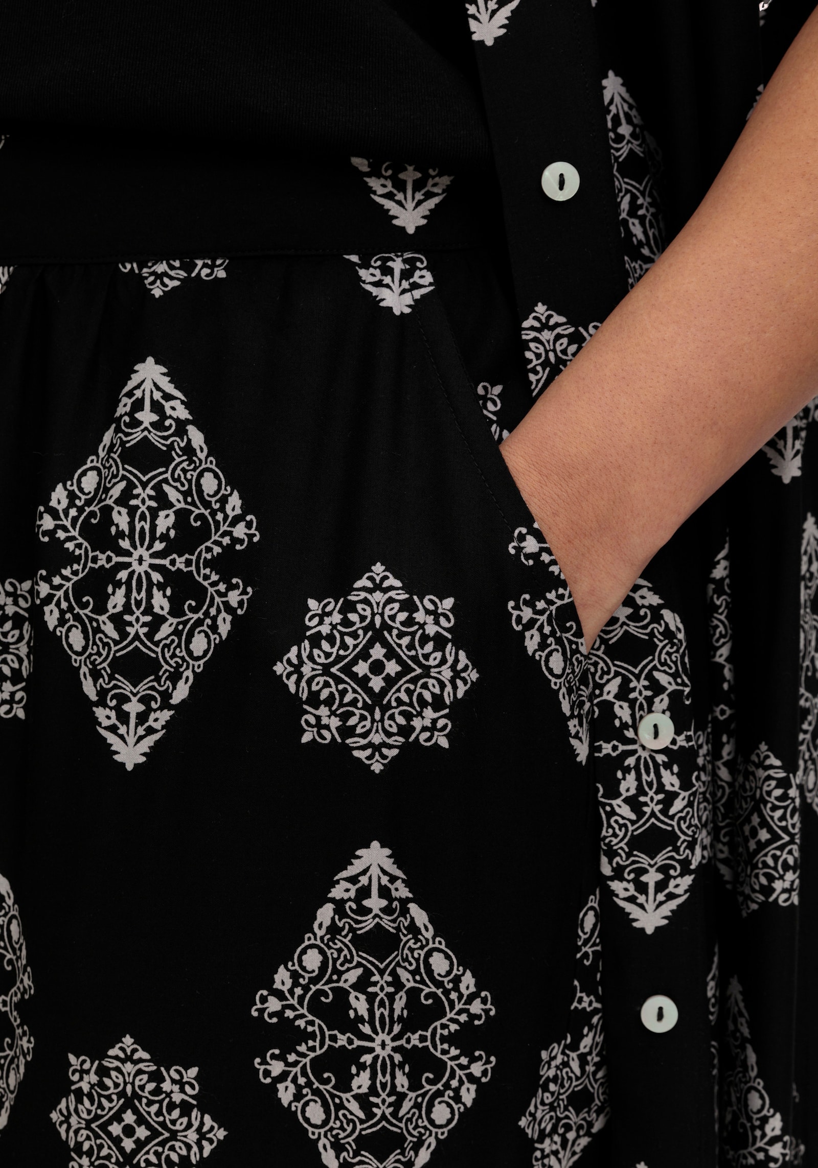 sheego by Joe Browns Schlupfhose mit weiter, gerader Beinform - schwarz-gemustert