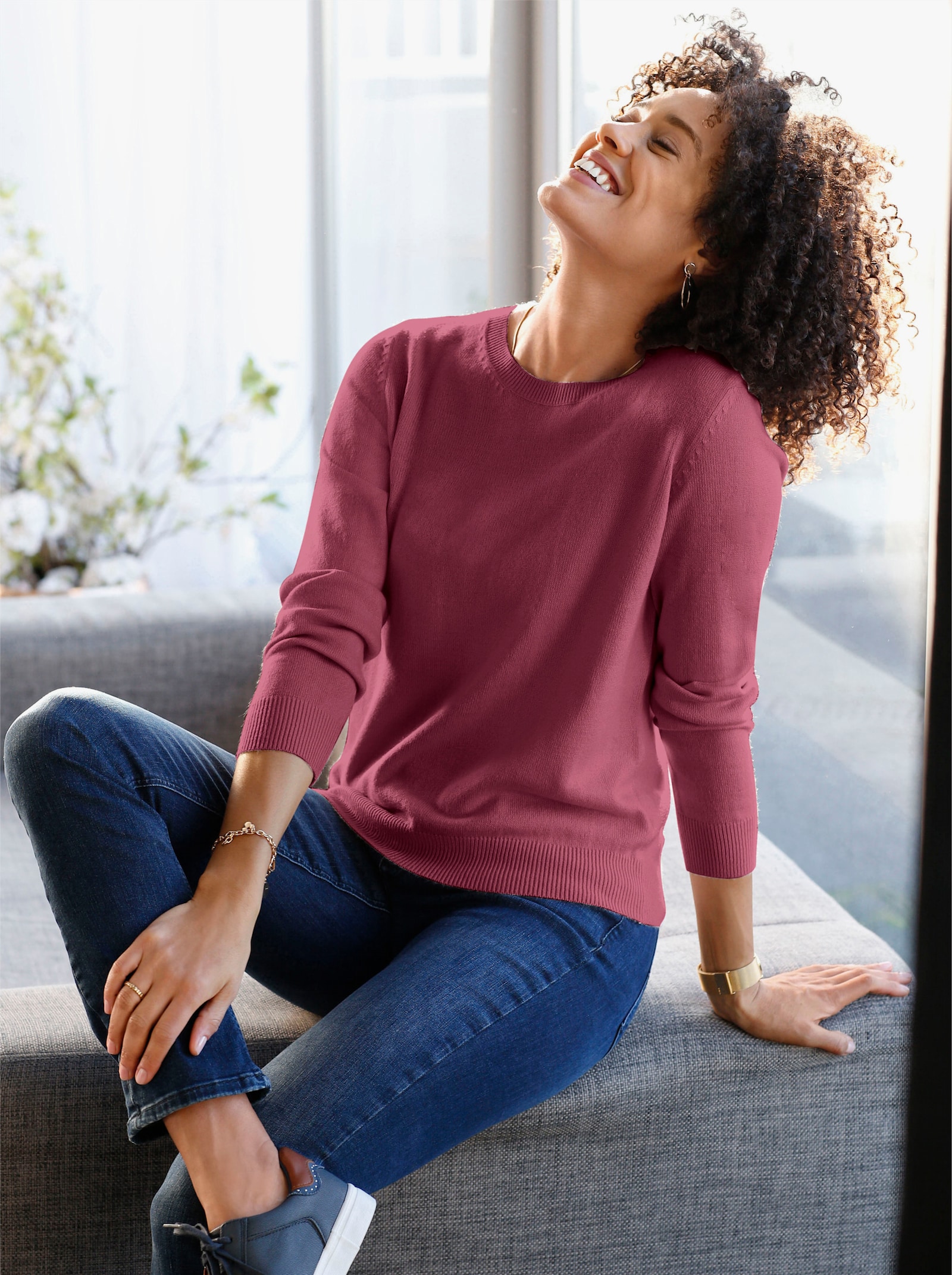 Formstickad, varm tröja med rund hals - bordeaux