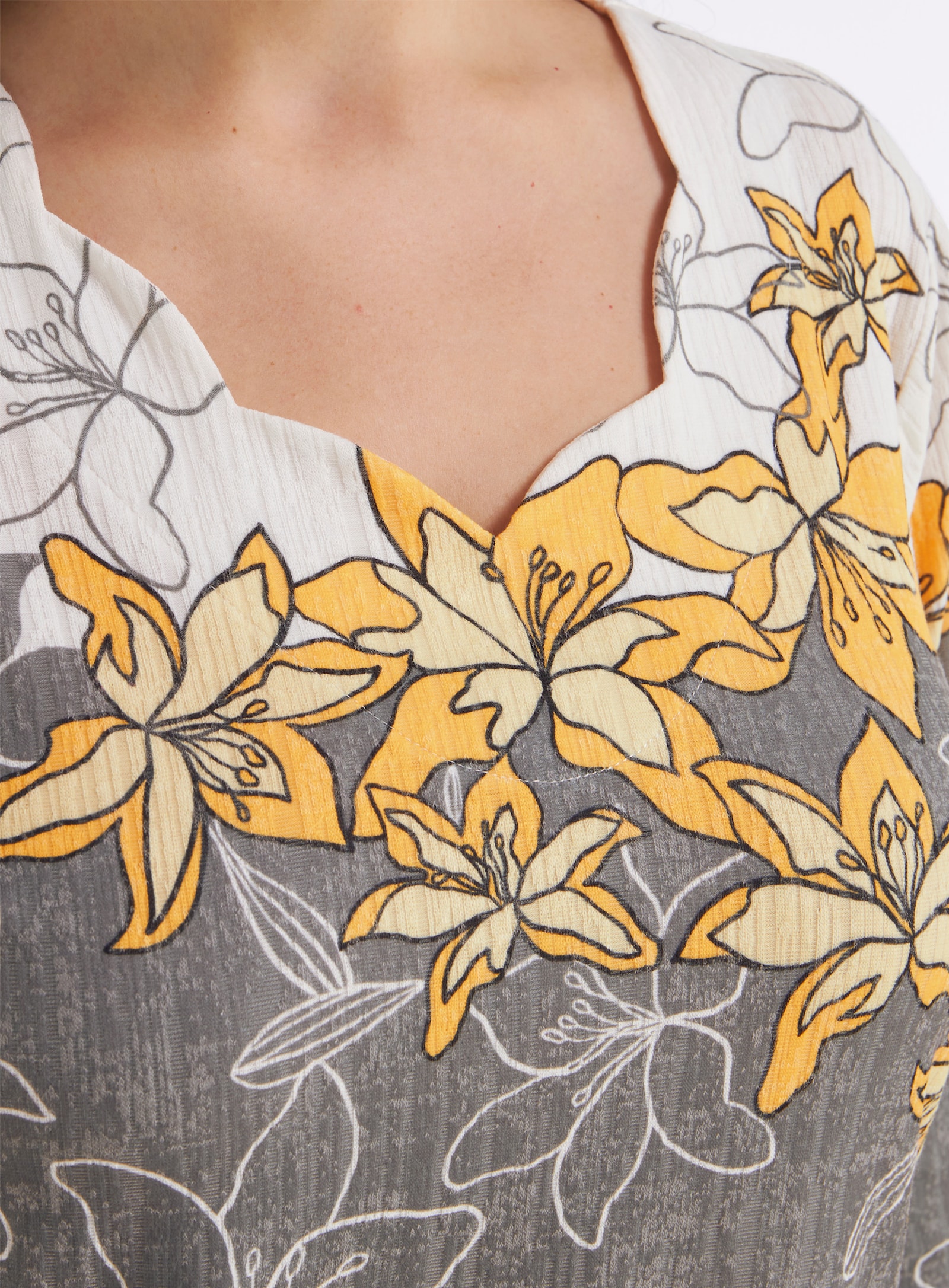 Print-Shirt mit gebogten Kanten - sonnengelb-schwarz-bedruckt