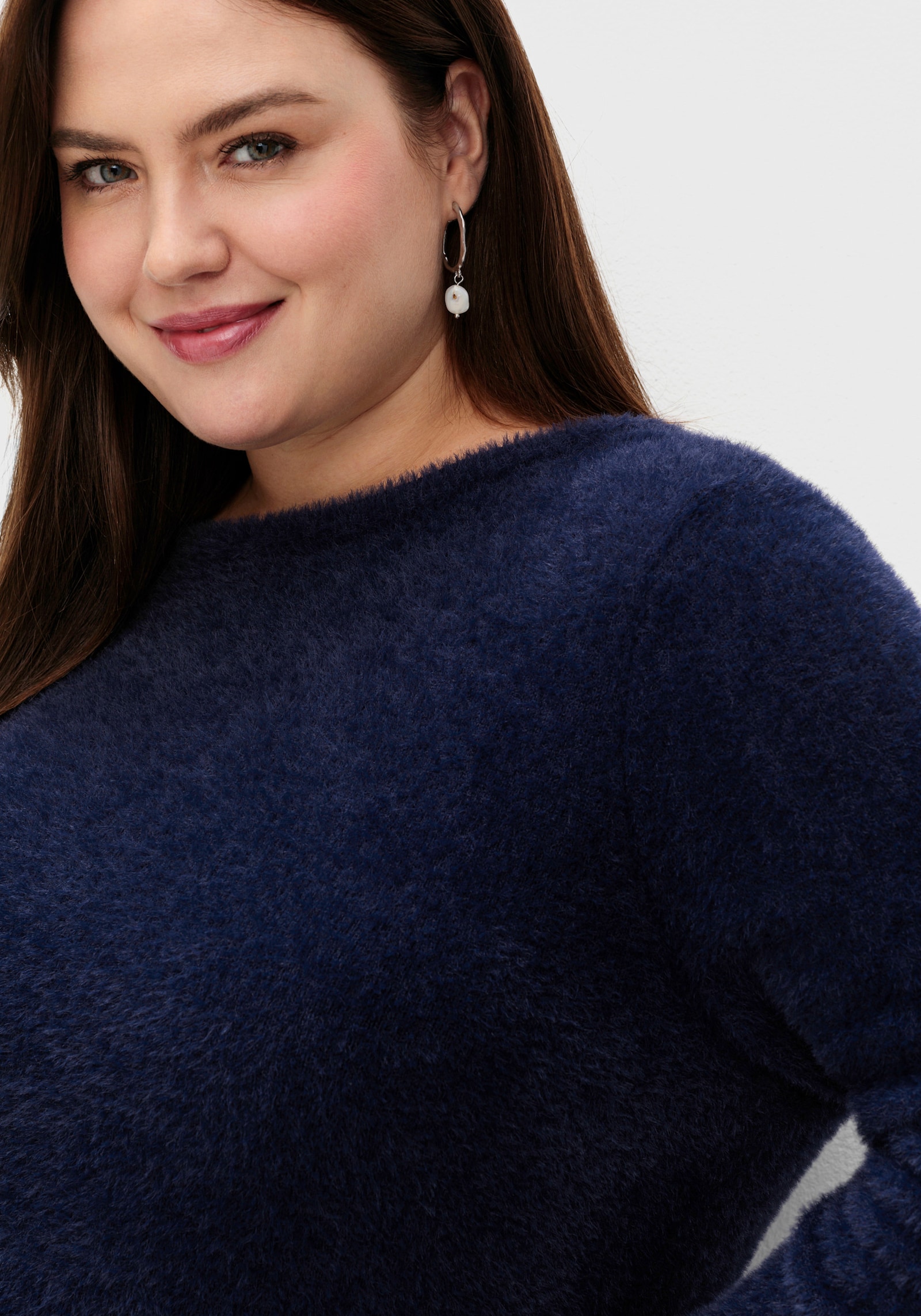 sheego Pullover mit tiefem V-Ausschnitt hinten - marine