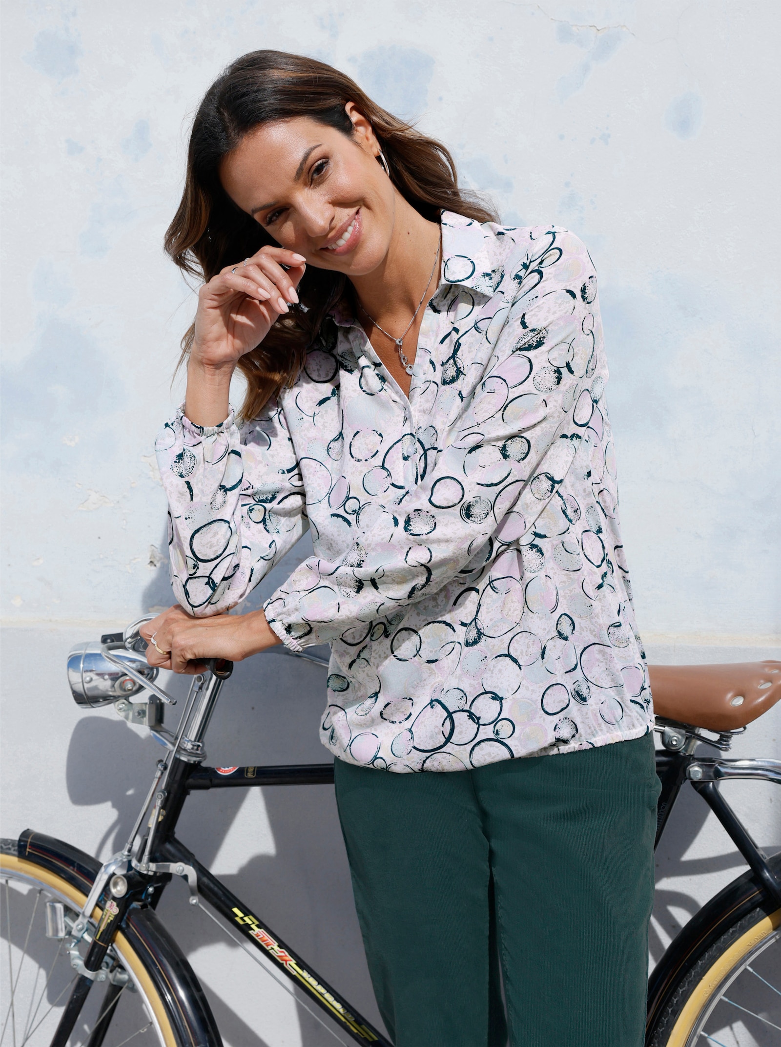 Druckbluse mit Gummibündchen an Ärmeln und Saum - ecru-kalkmint-bedruckt