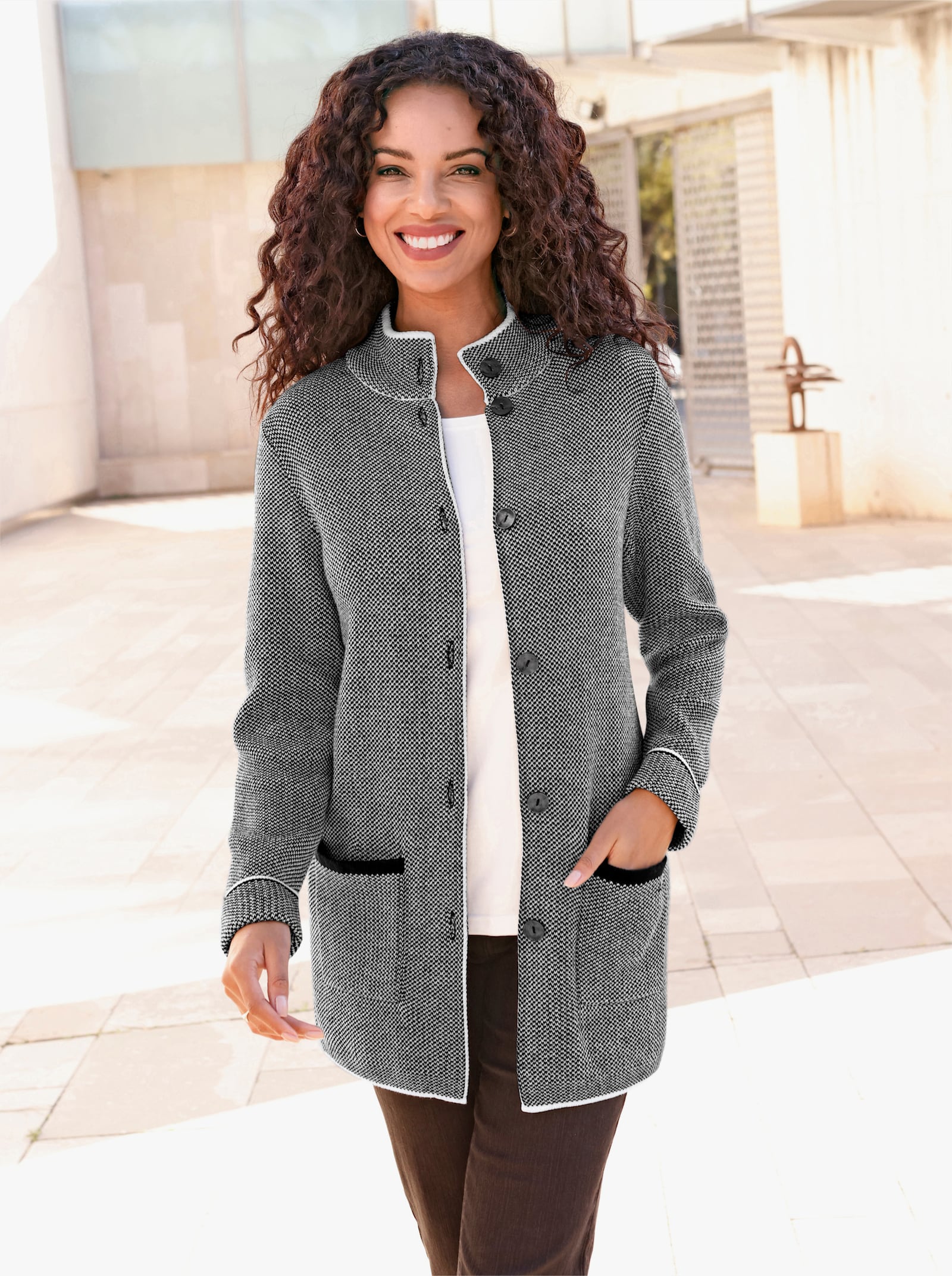 Jacquardstrickjacke mit Stehkragen - ecru-schwarz-meliert