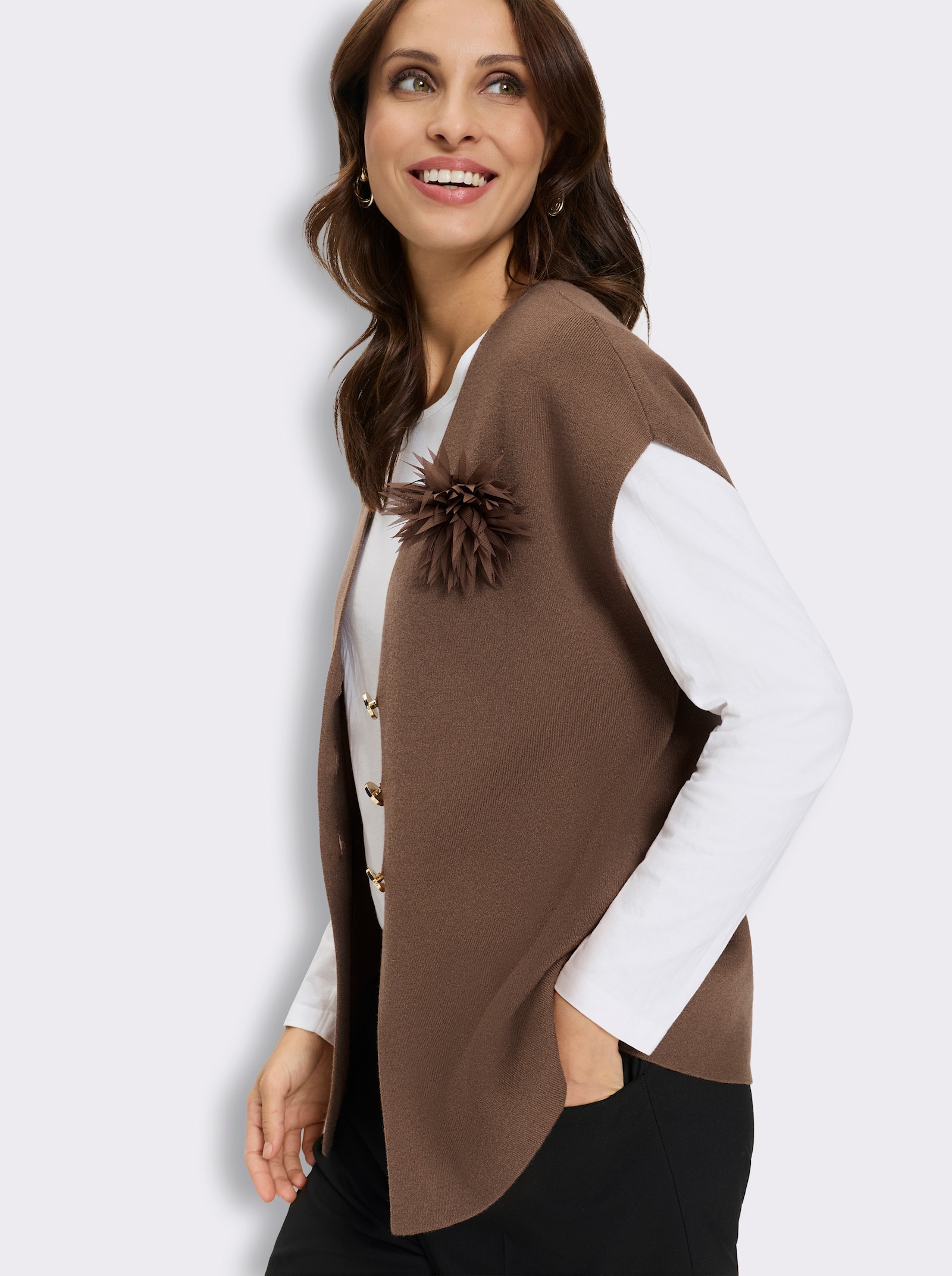 Strickweste mit Feder-Brosche - braun