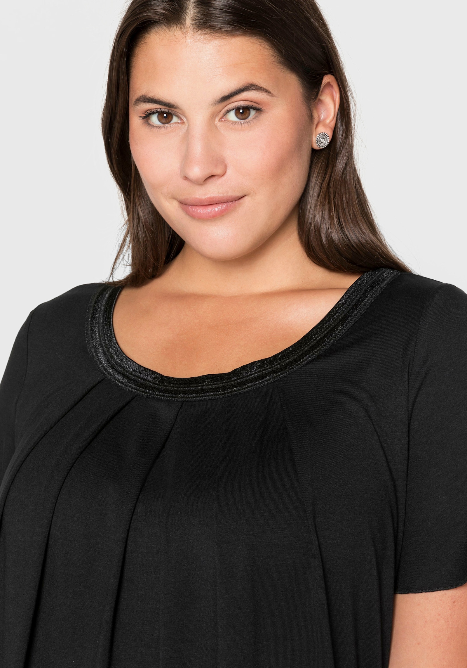 sheego Shirt mit Kellerfalte vorn - schwarz