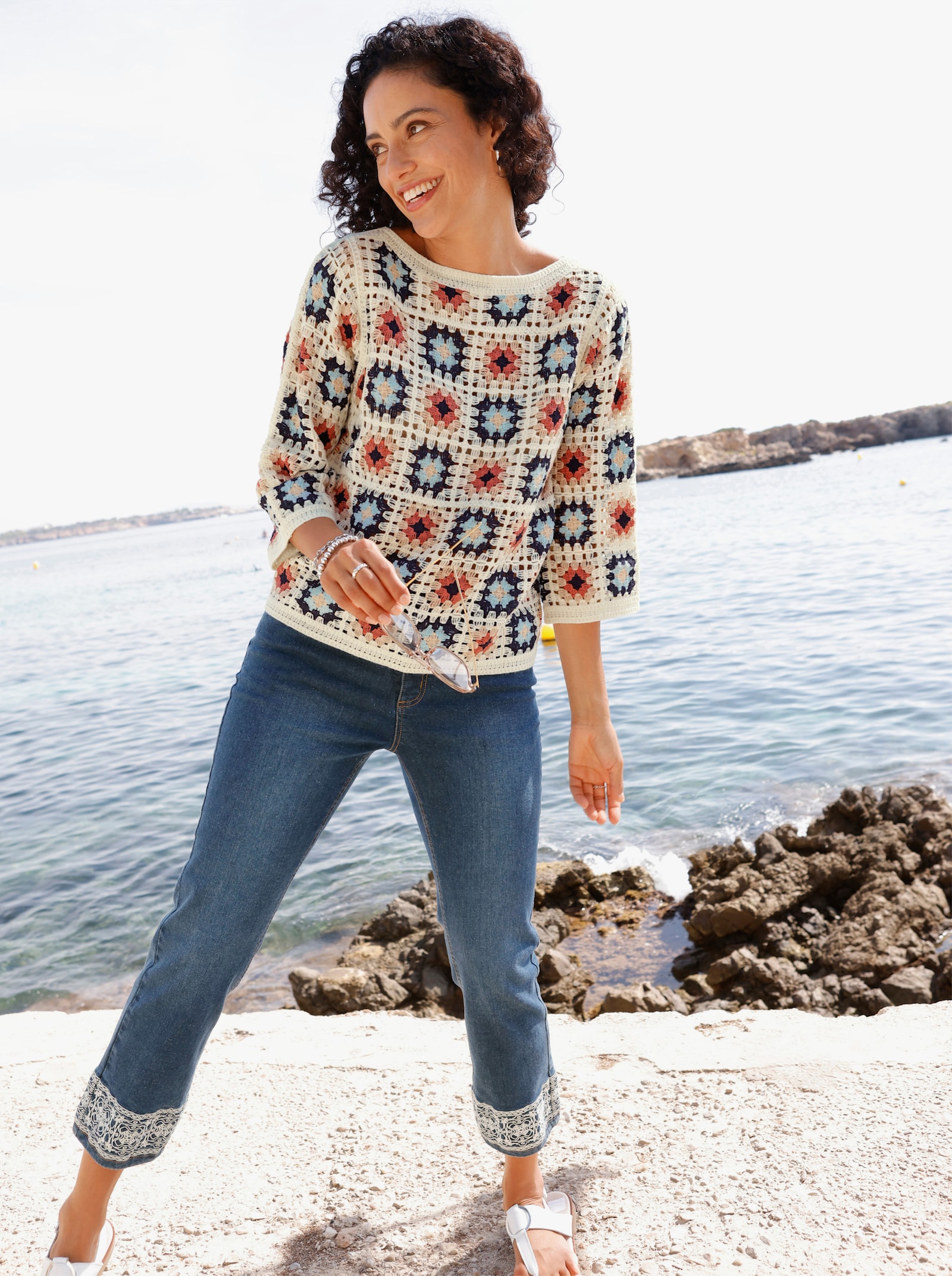 Pullover in Häkel-Optik - ecru-koralle-gemustert