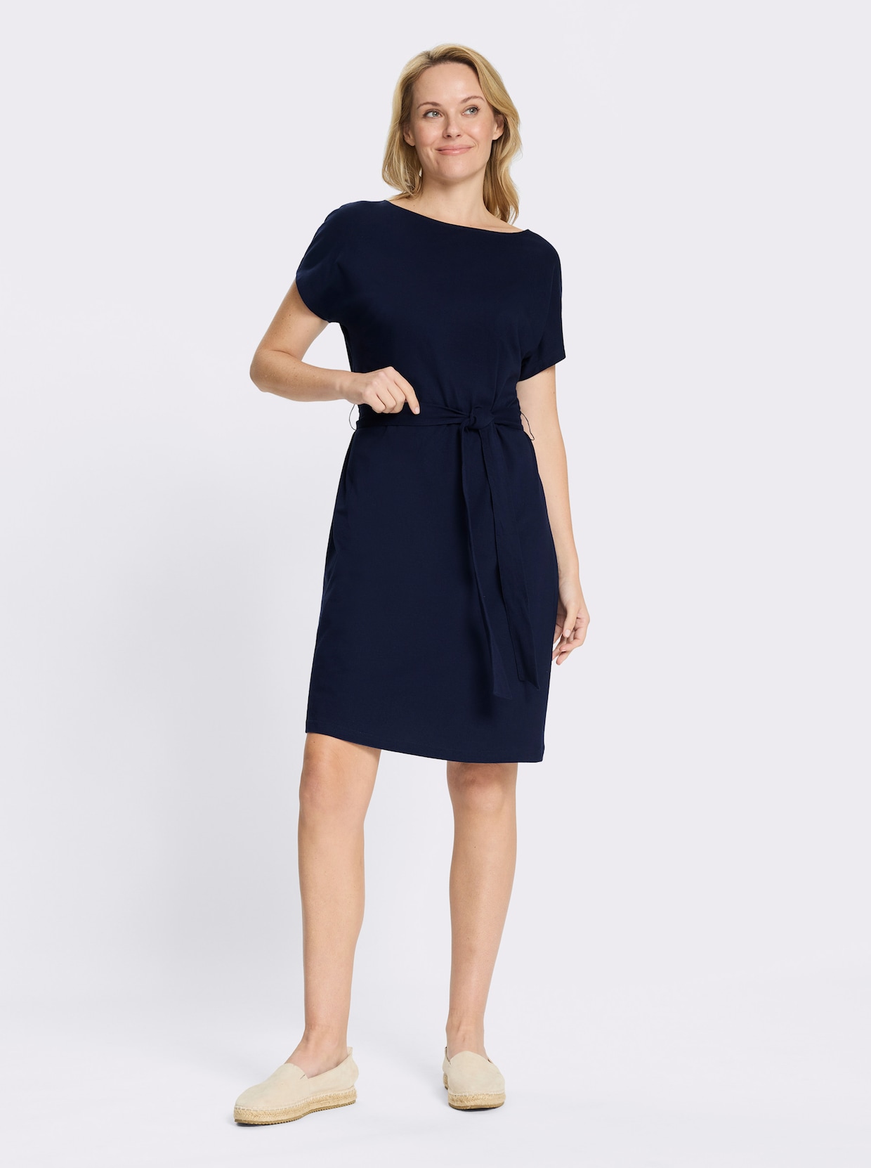 Jerseykleid mit Bindegürtel - marine