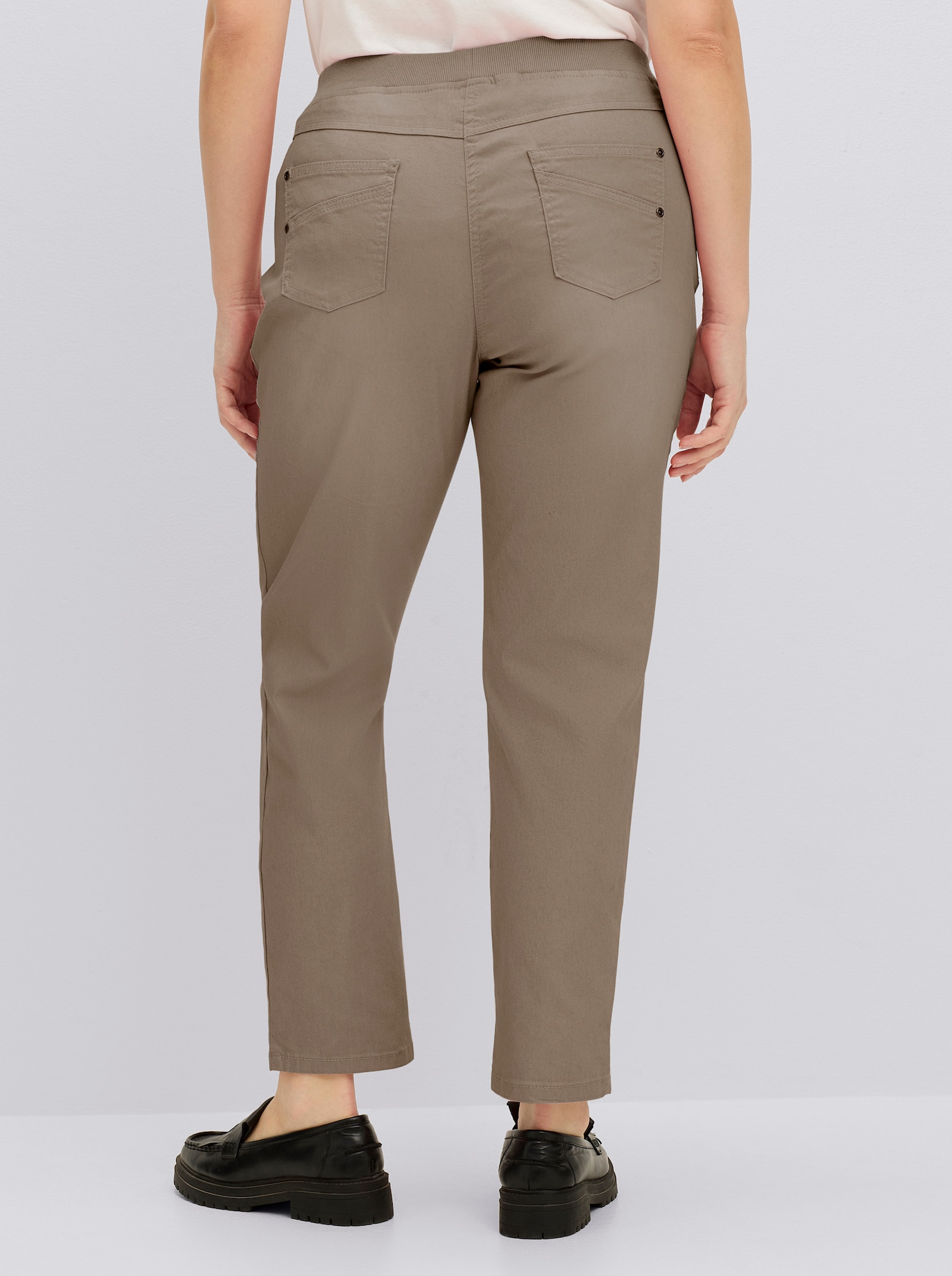 Schlupfjeans mit geripptem Strick-Dehnbund - sesam