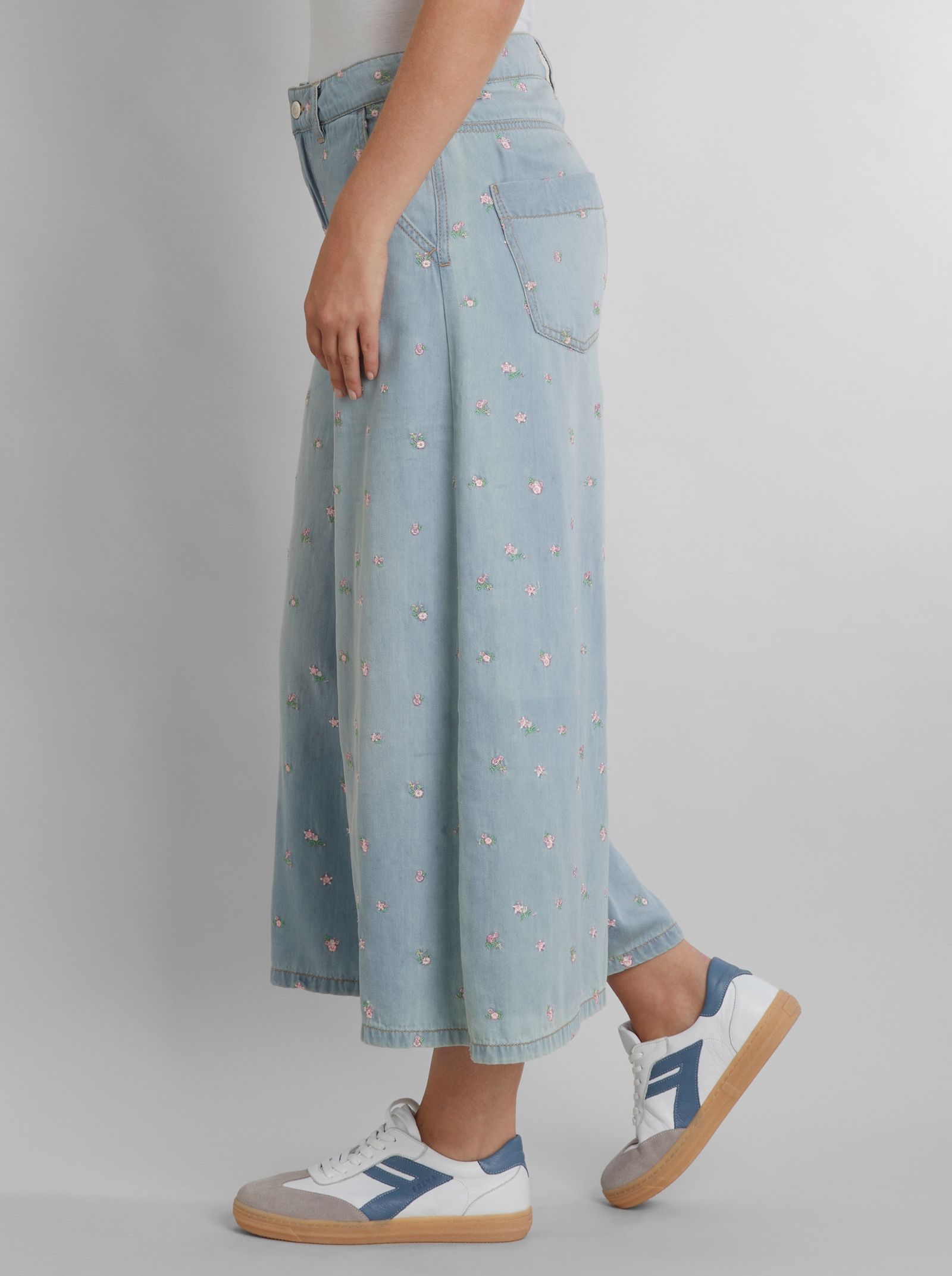 heine Jeans mit Blumenstickerei - blue-bleached-gemustert