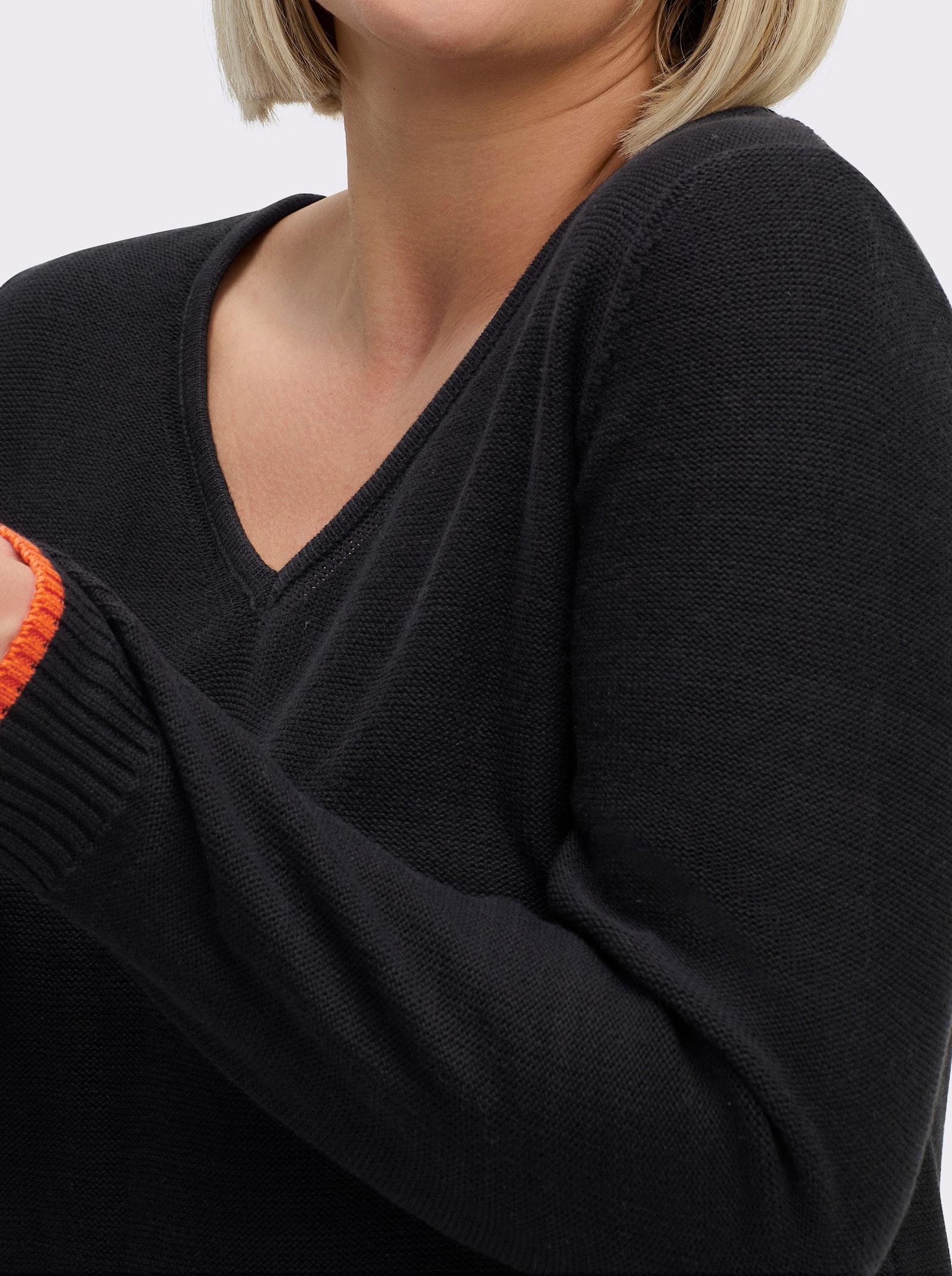 sheego V-Ausschnitt-Pullover mit Kontraststreifen - schwarz-orange