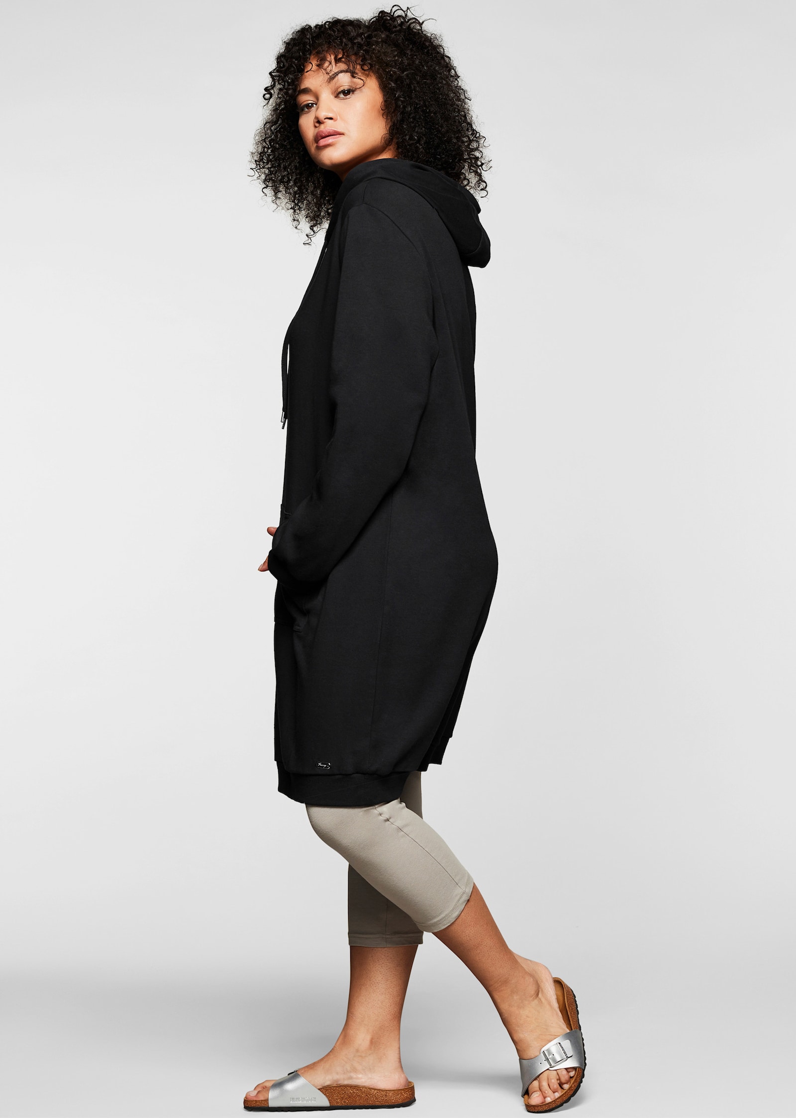 sheego Shirtkleid mit Kapuze und Kängurutasche - schwarz