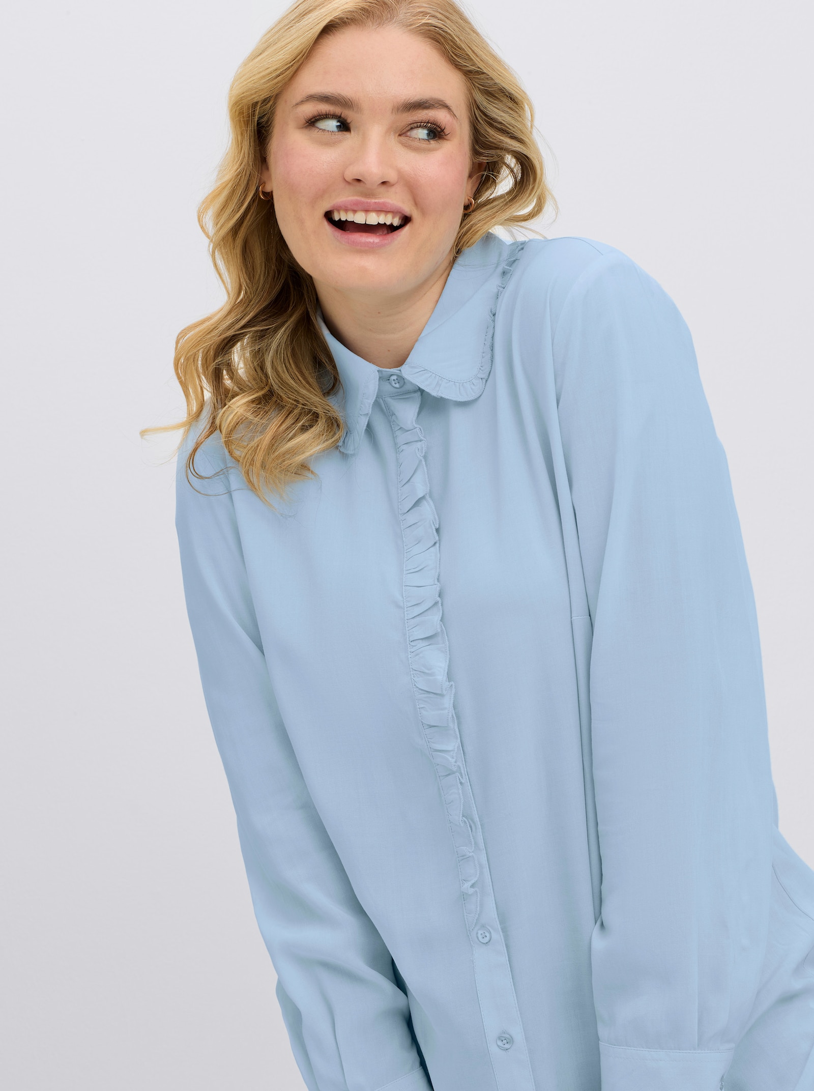 sheego Hemdbluse mit gerüschter Knopfleiste - hellblau