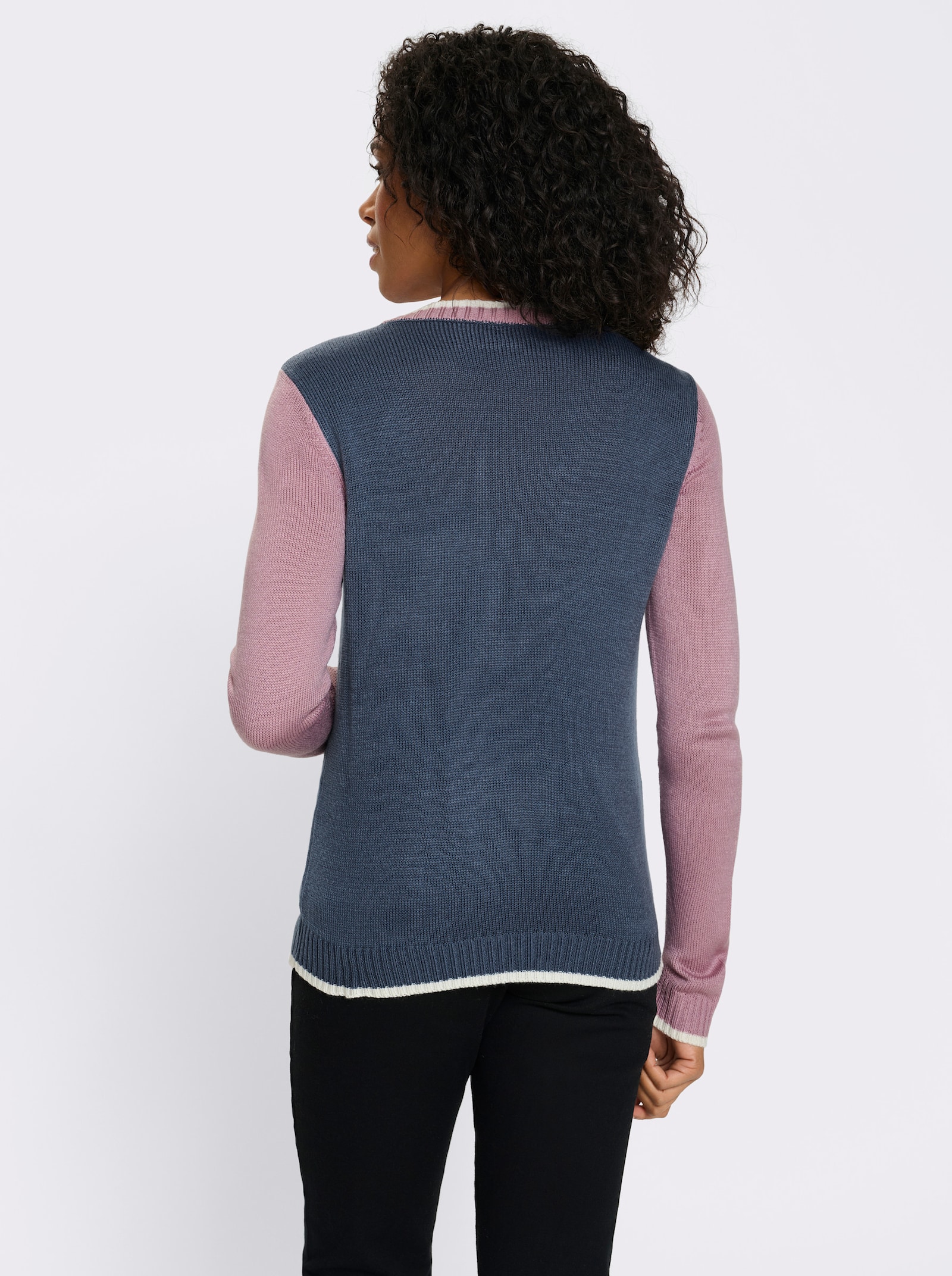 Stickad tröja med kontrastfärgade i ärmar - rökblå orkidé