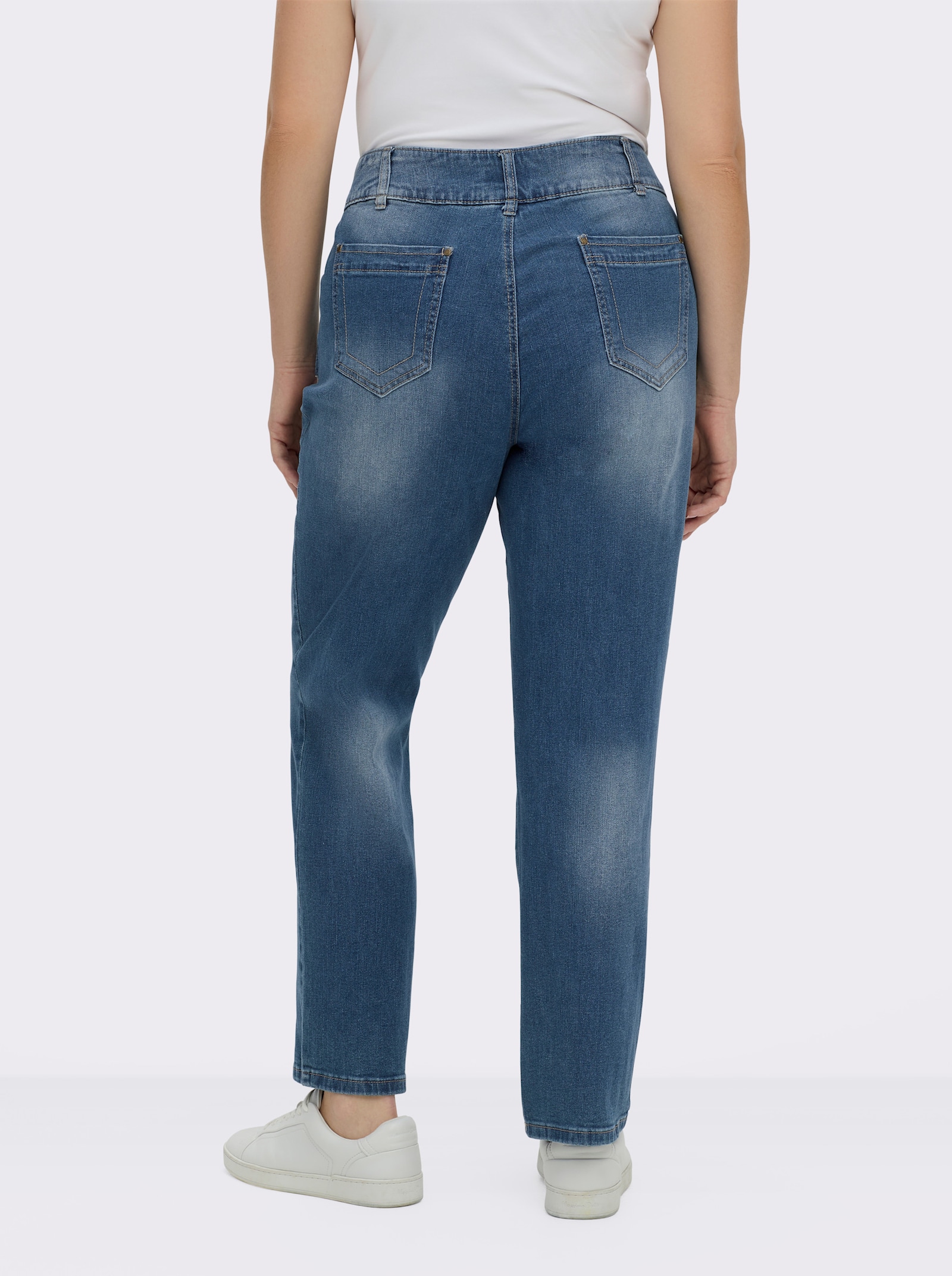 Jeans mit Nieten an den Taschen - blue-stone-washed