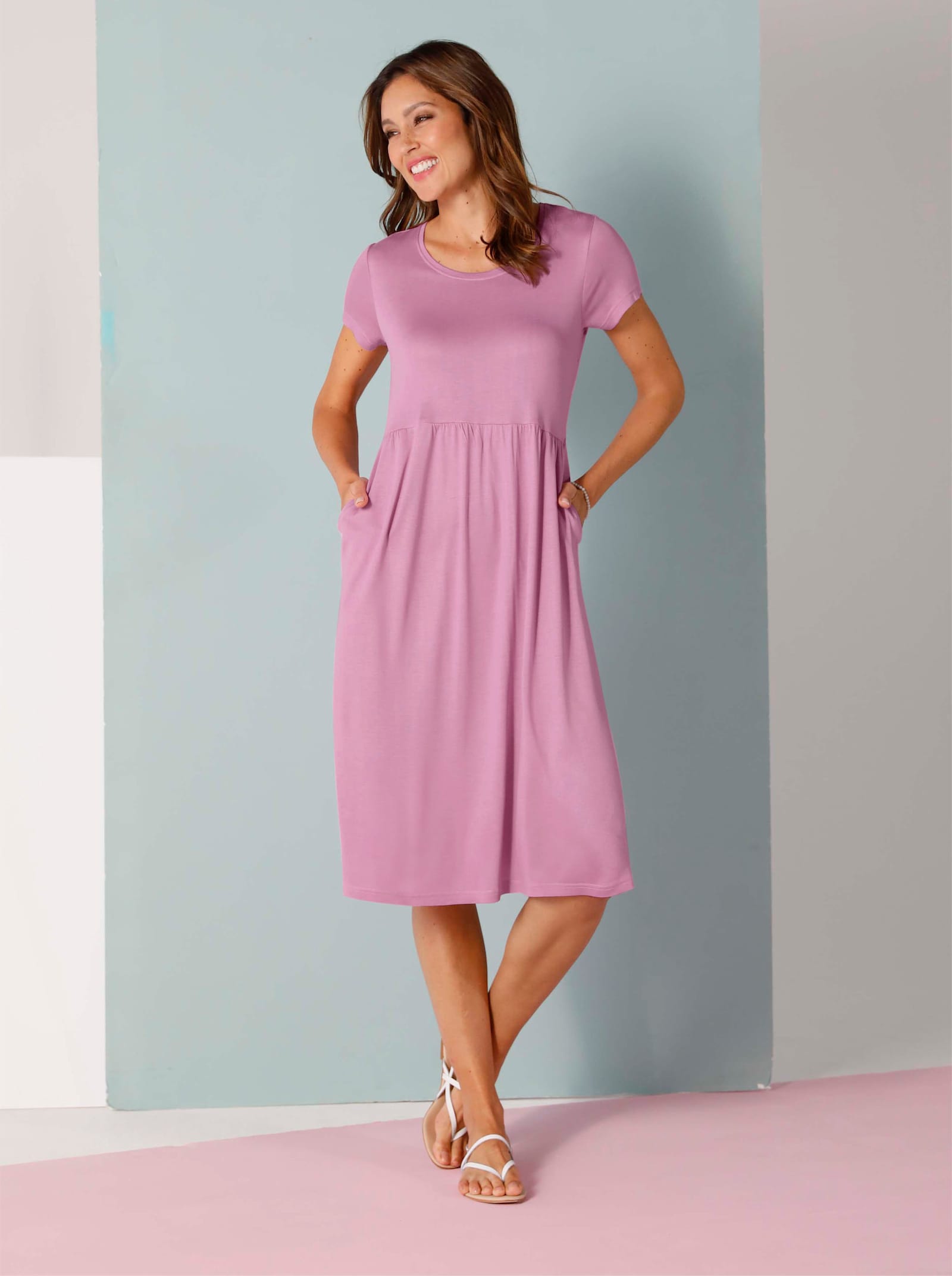 Rynkad trikåklänning med fickor - orkidé