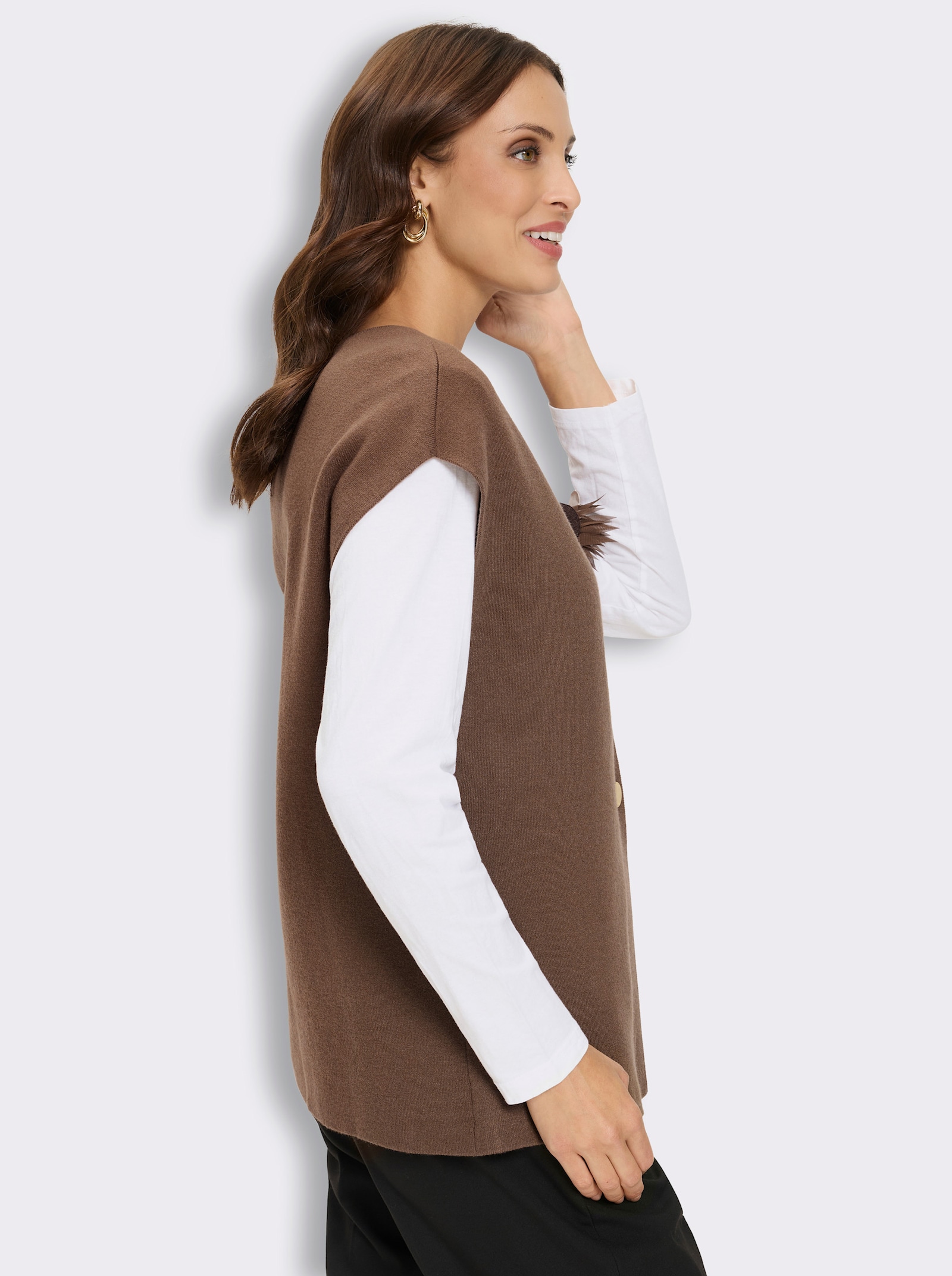 Strickweste mit Feder-Brosche - braun