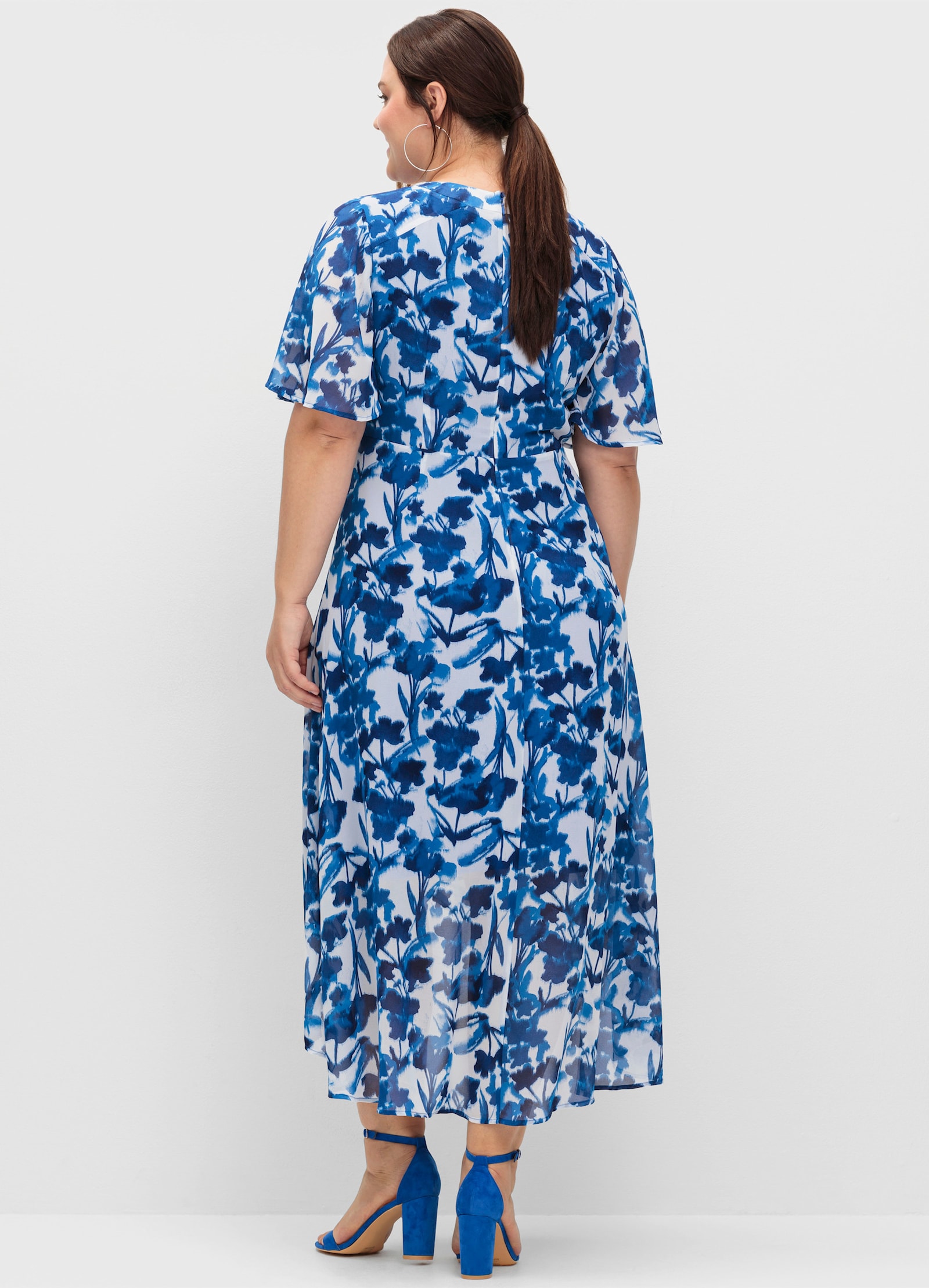 sheego Chiffonkleid in Wickeloptik, mit Blätterprint - kobalt-gemustert