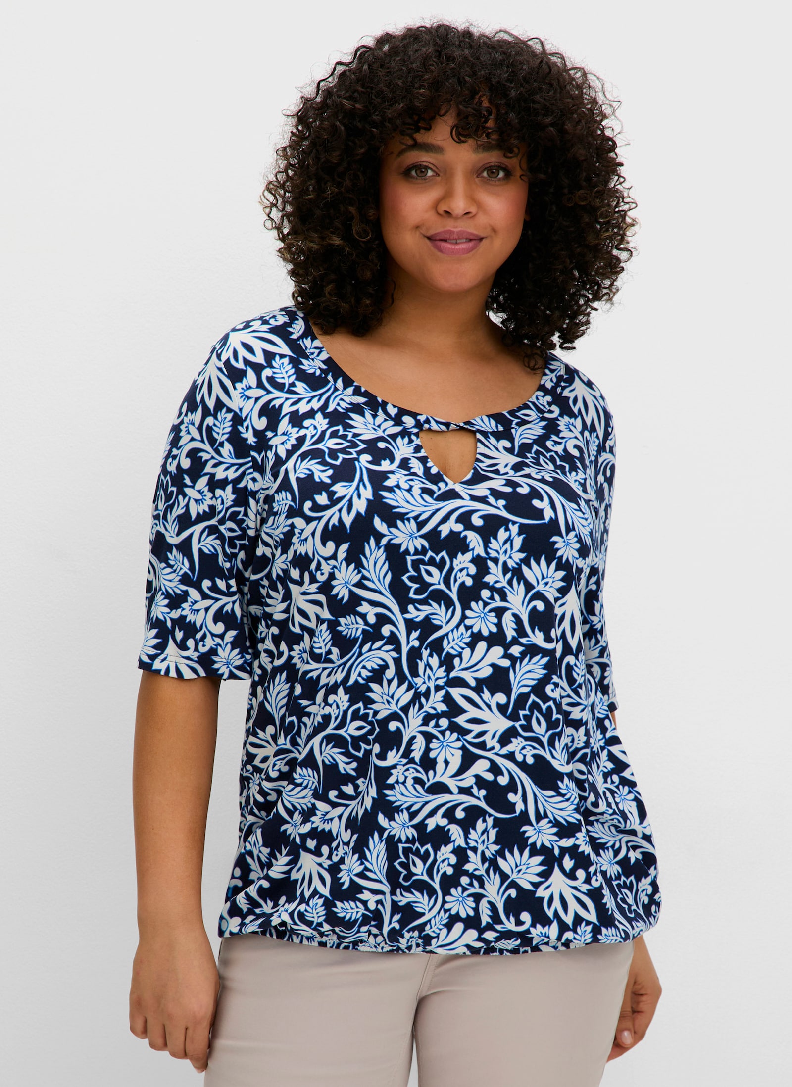 sheego Shirt mit Alloverdruck und Cut-out vorn - tiefblau-gemustert