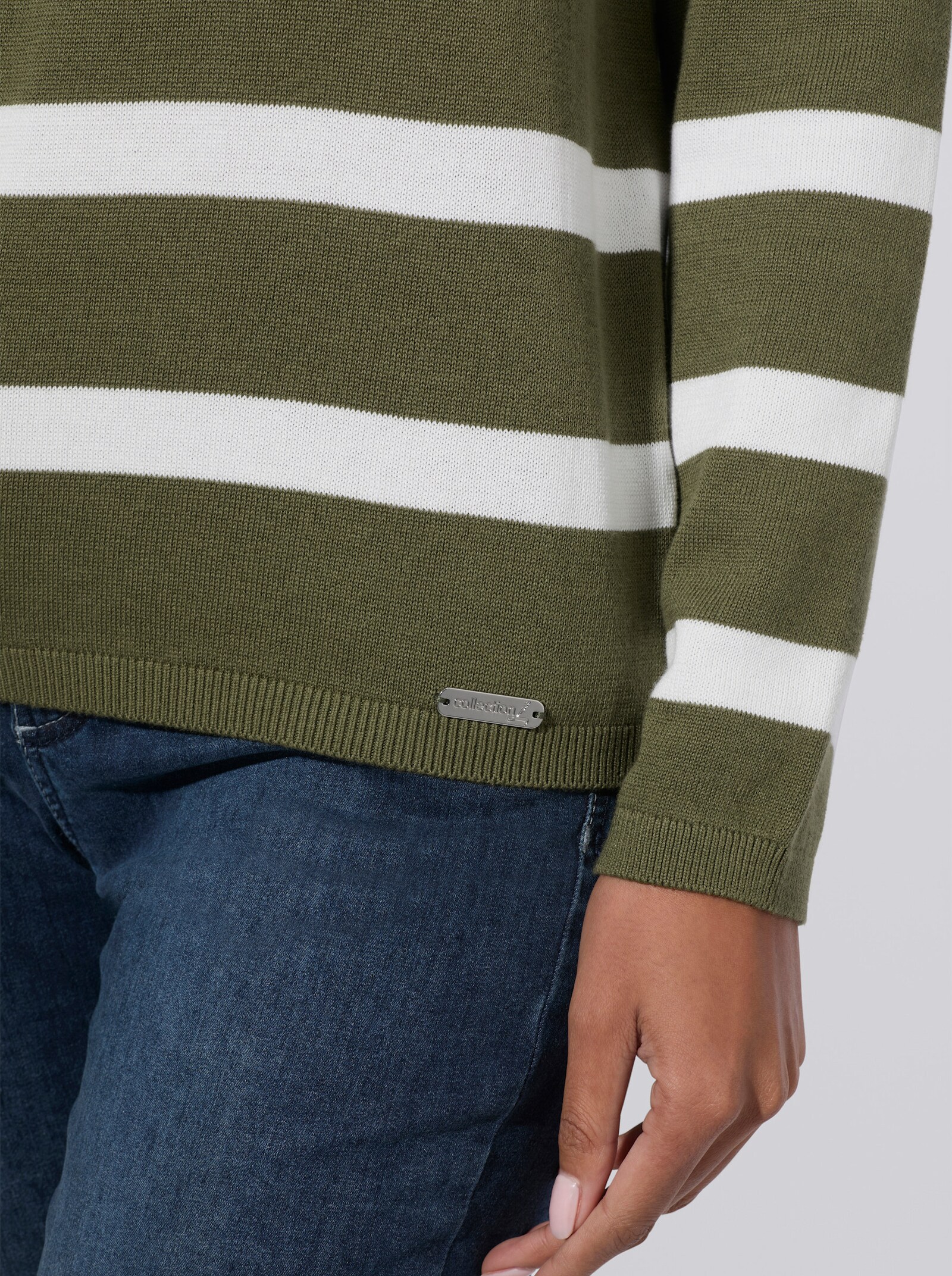Feinstrickpullover mit U-Boot-Ausschnitt - oliv-ecru-geringelt