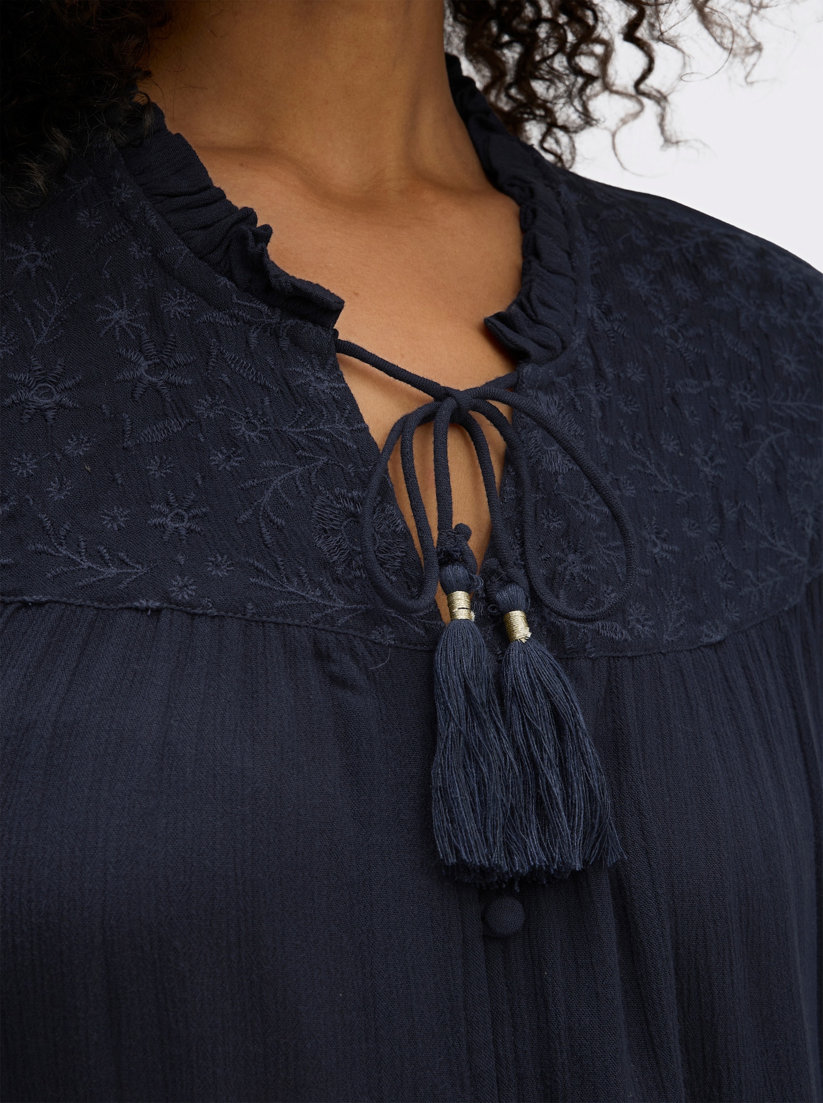 sheego Crinklebluse mit bestickter Passe - tiefblau