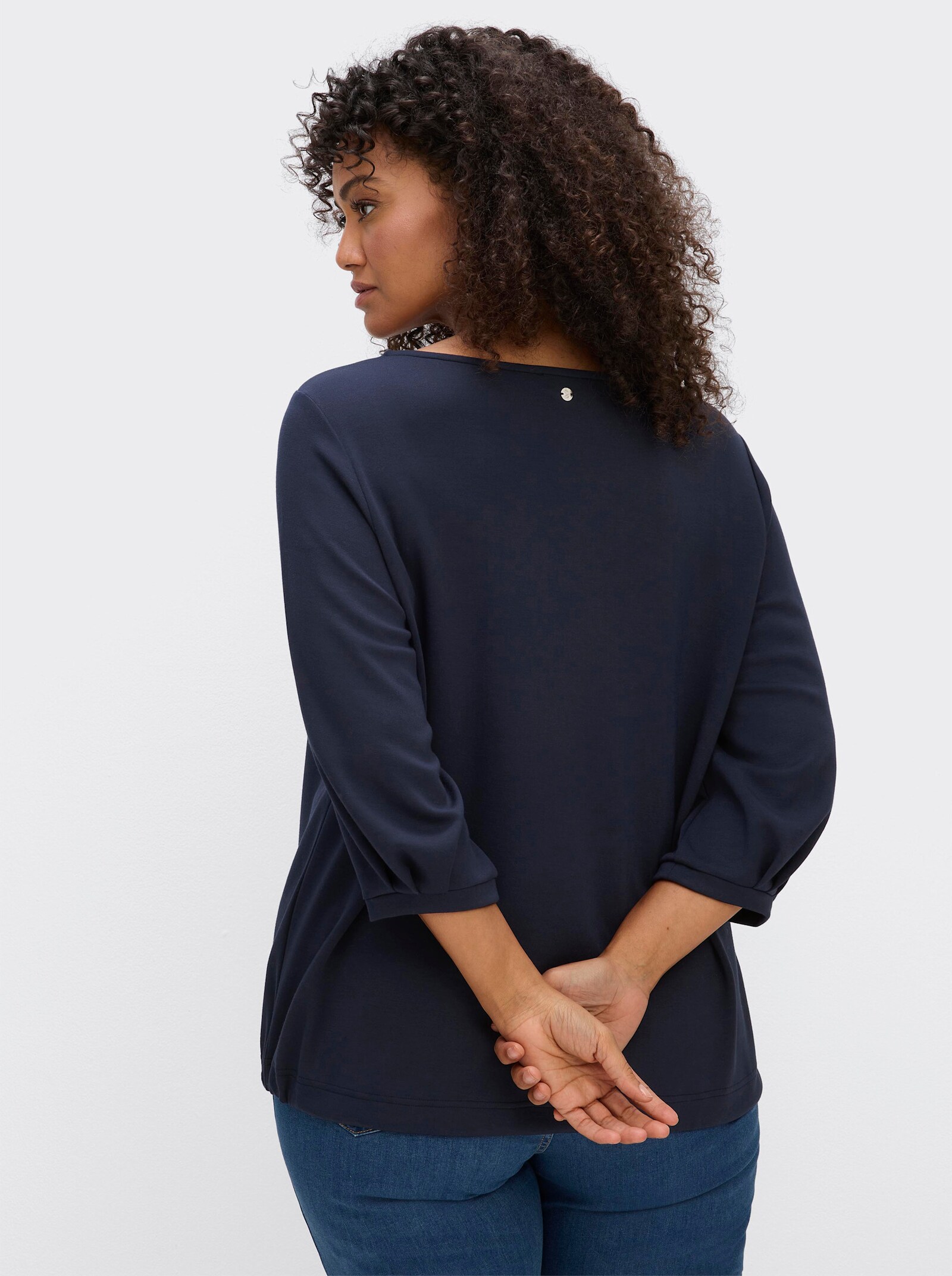 sheego Sweatshirt mit Frontprint und Häkelblumen - tiefblau-eisblau-bedruckt