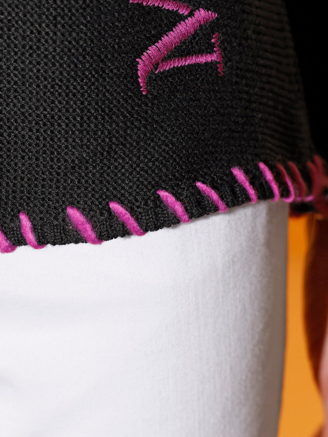 Rundhalspullover - schwarz-fuchsia