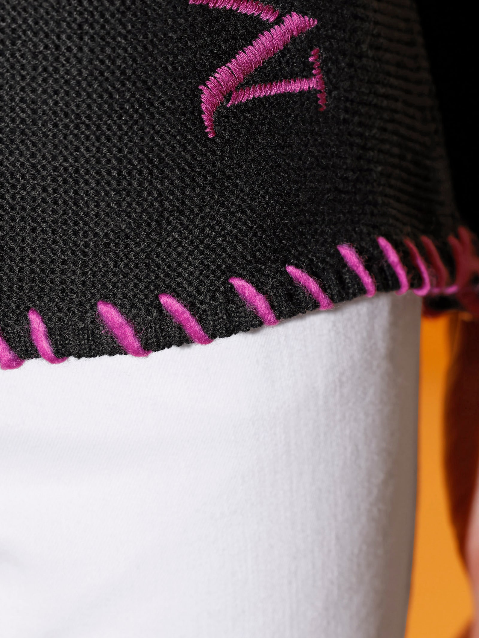 Rundhalspullover im Baumwoll-Modal-Mix - schwarz-fuchsia