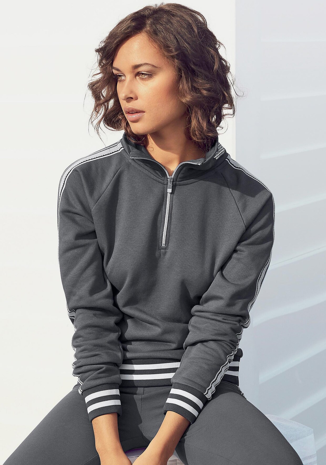 Bench. Sweater - stein
