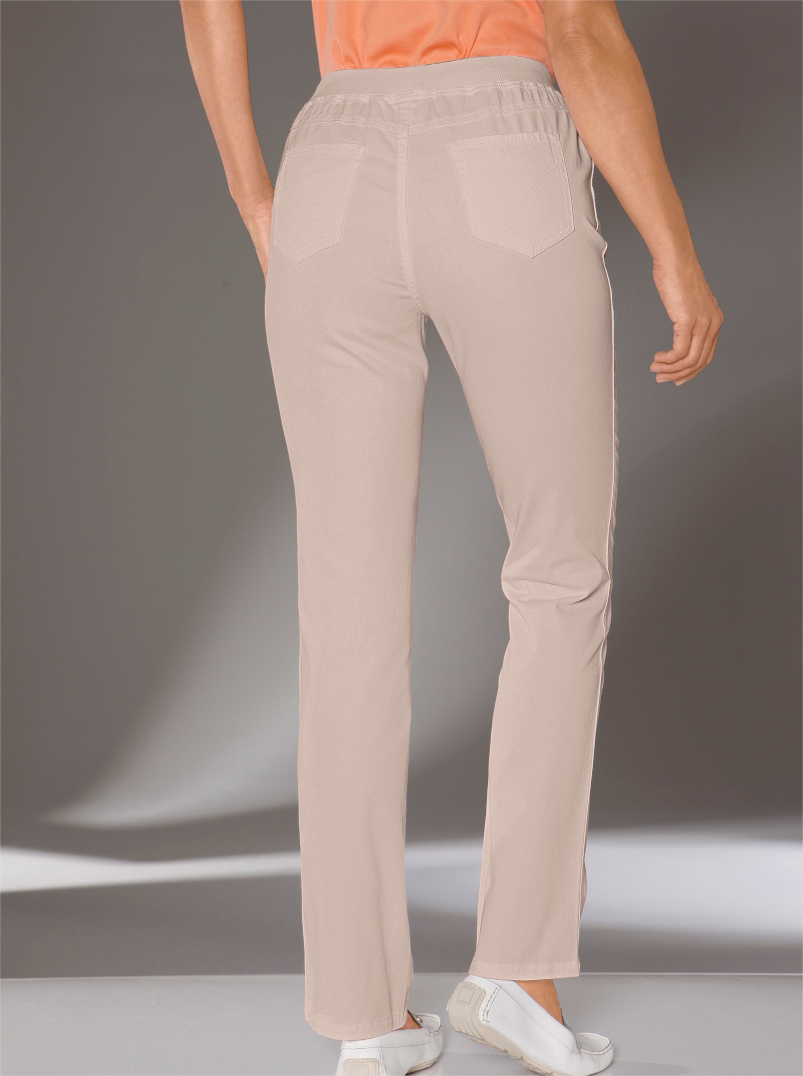 Stretch-Jeans mit Rundum-Dehnbund - sand