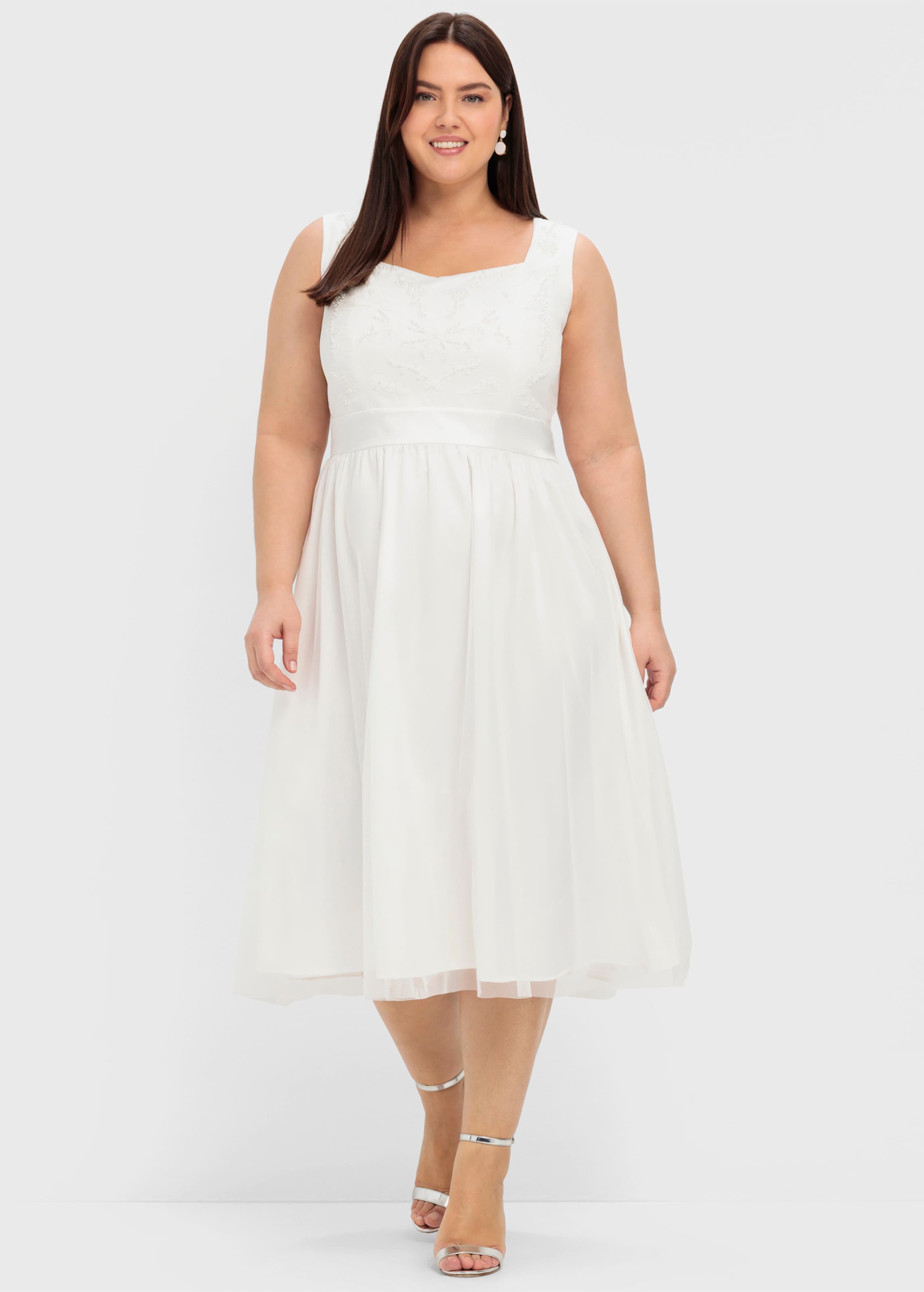 Abendkleid mit Stickerei und Perlen