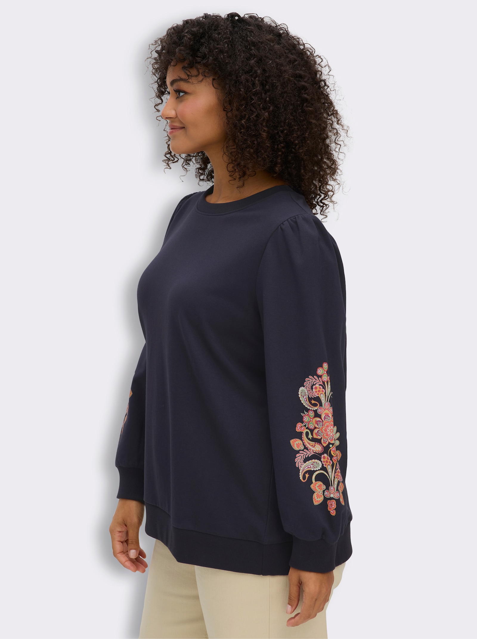 sheego Sweatshirt mit Blumenprint am Ärmel - tiefblau-malve