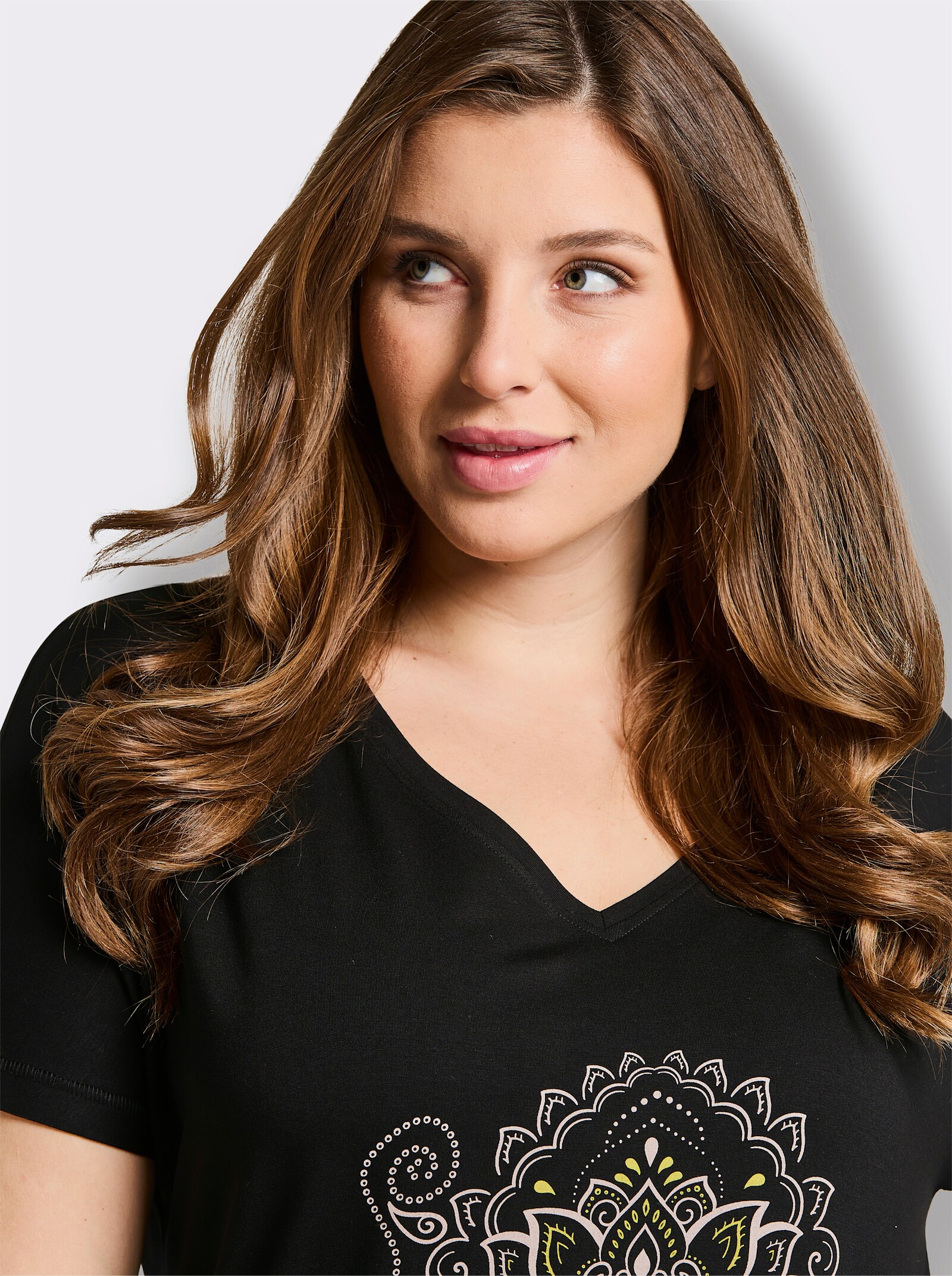 sheego Longshirt mit Ornament-Print - schwarz-sesam-bedruckt