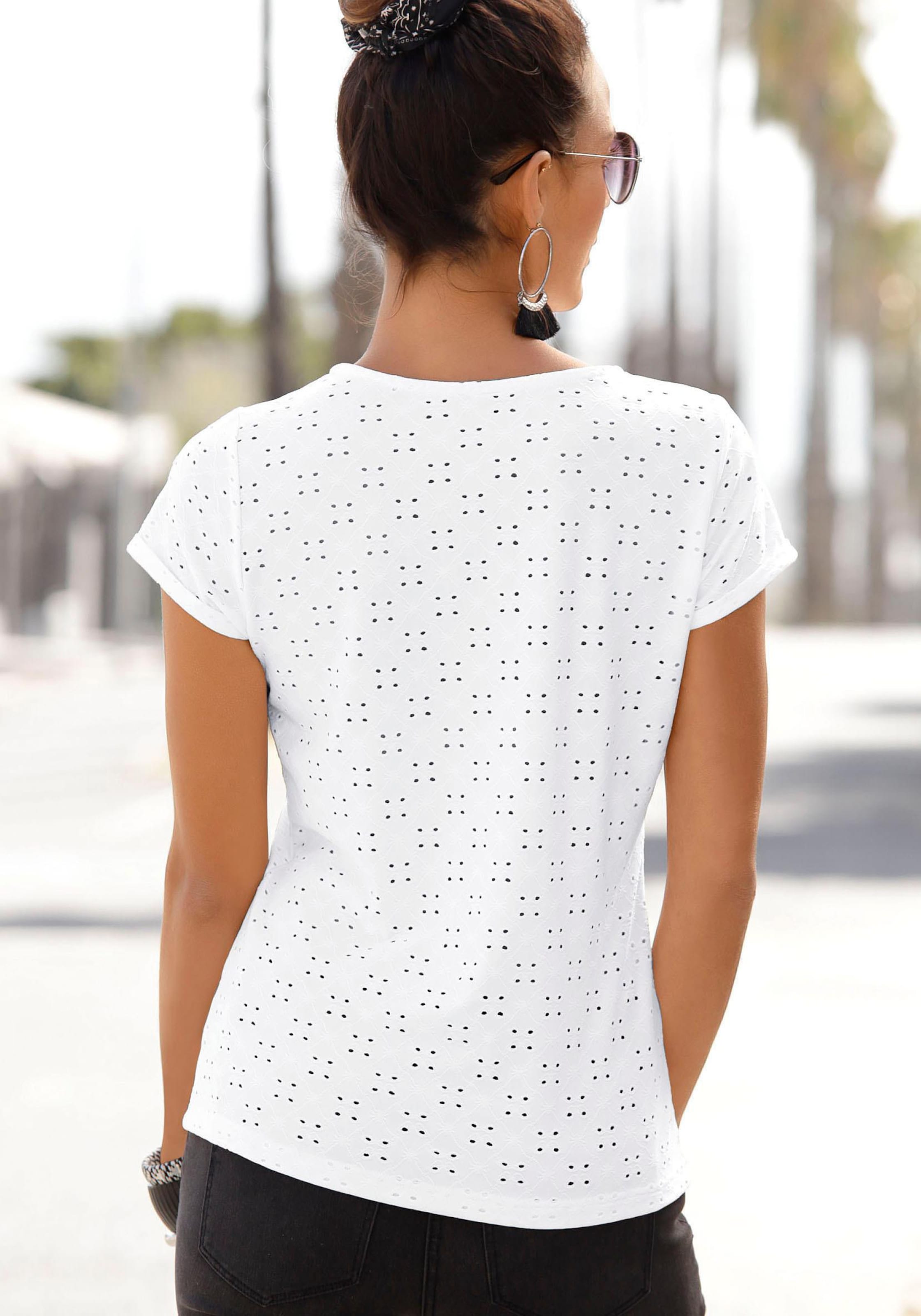 Schlag von günstig Kaufen-Strandshirt in weiß von LASCANA. Strandshirt in weiß von LASCANA <![CDATA[Mit Lochstickerei allover. Kurze Ärmel mit Umschlag. Länge ca. 64 cm. Aus 92% Polyester, 8% Elasthan.]]>. 