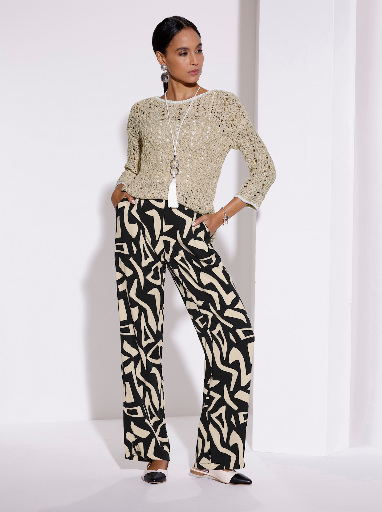 Schlupfhose mit seitlichen Taschen - sand-schwarz-bedruckt