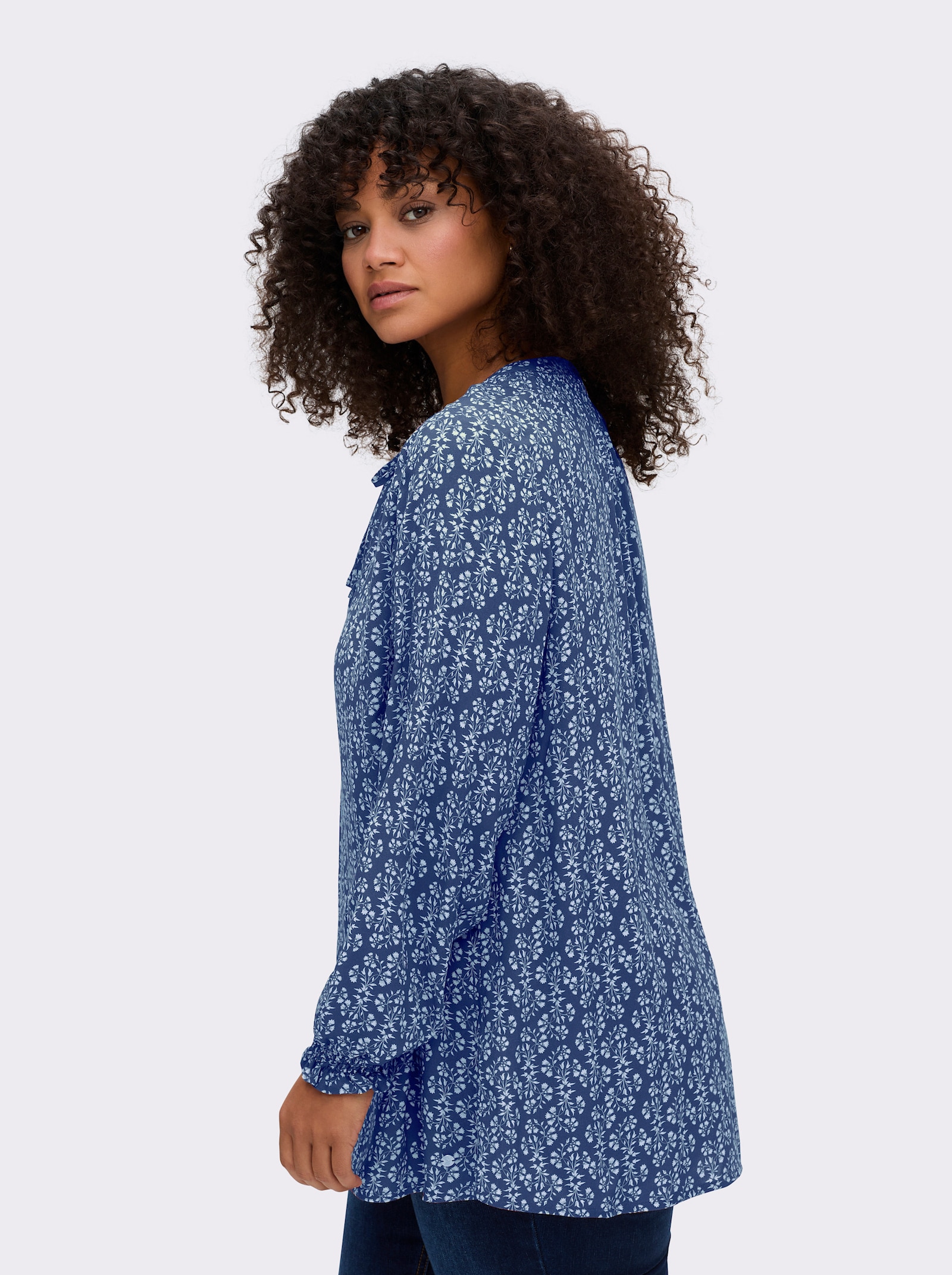 sheego Tunika mit Blütenprint und Smok-Details - jeansblau-gemustert